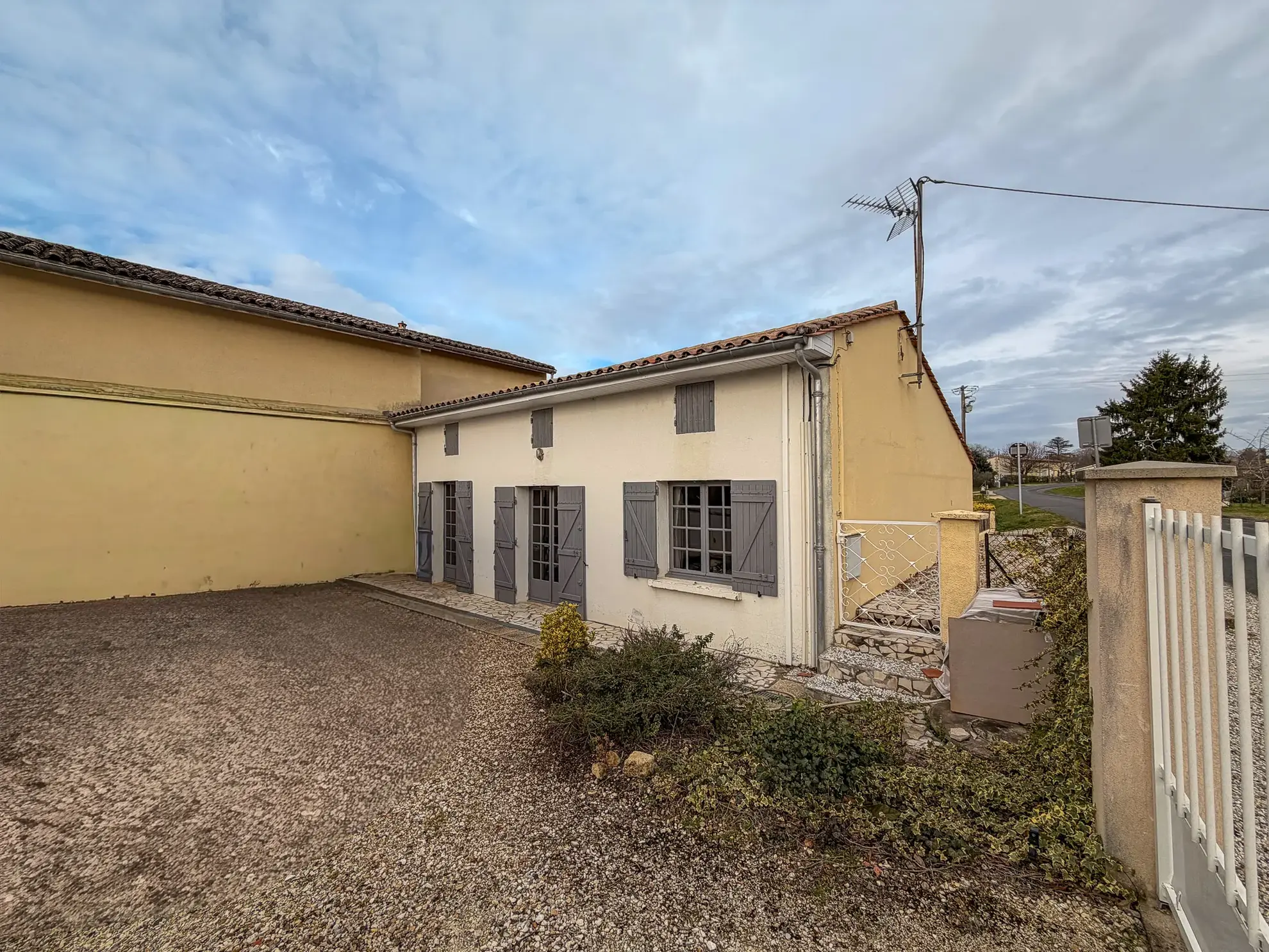 Maison en pierre de 120 m² à Montagne avec potentiel de division et extérieurs 