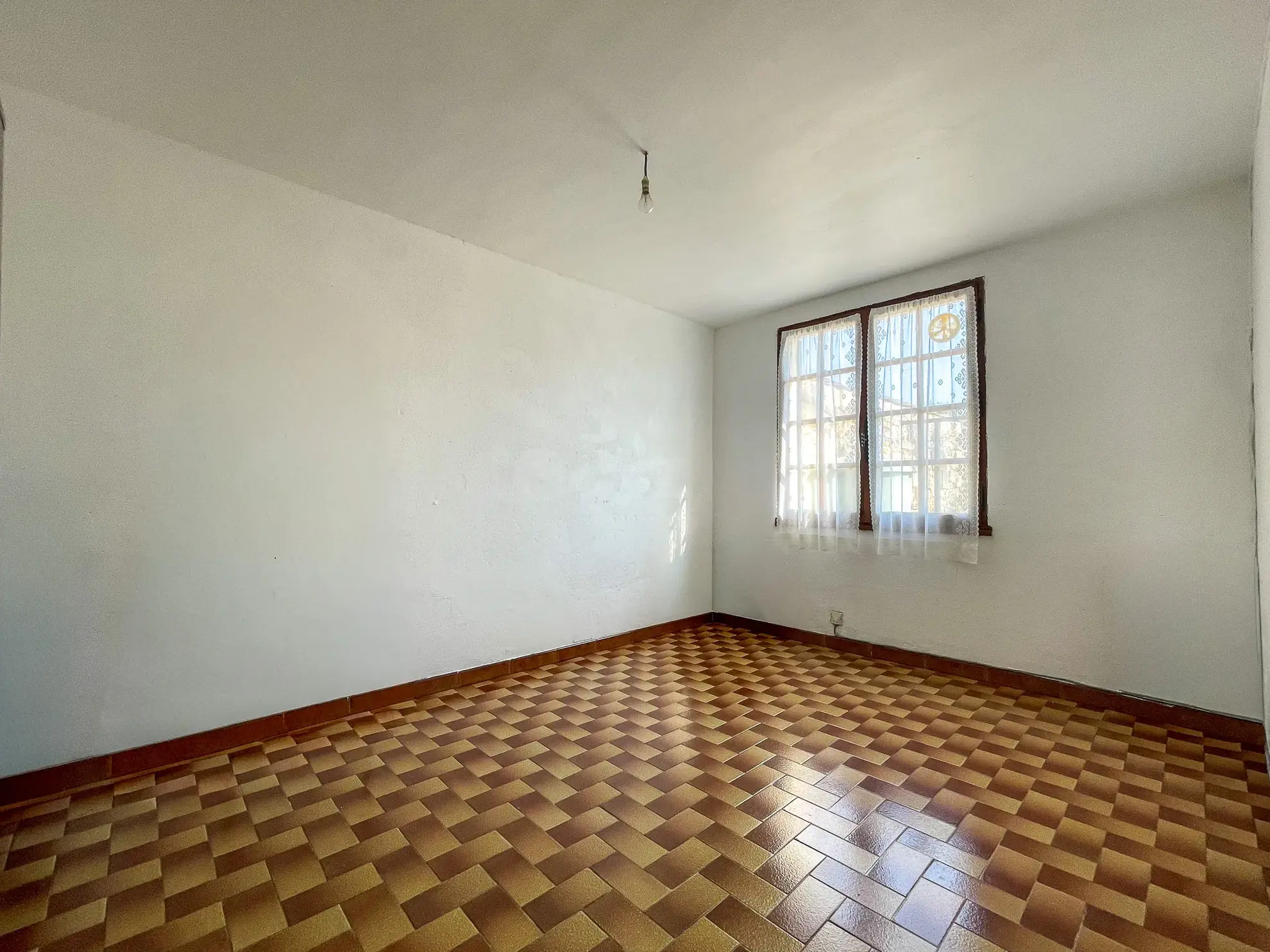 Maison en pierre de 120 m² à Montagne avec potentiel de division et extérieurs 