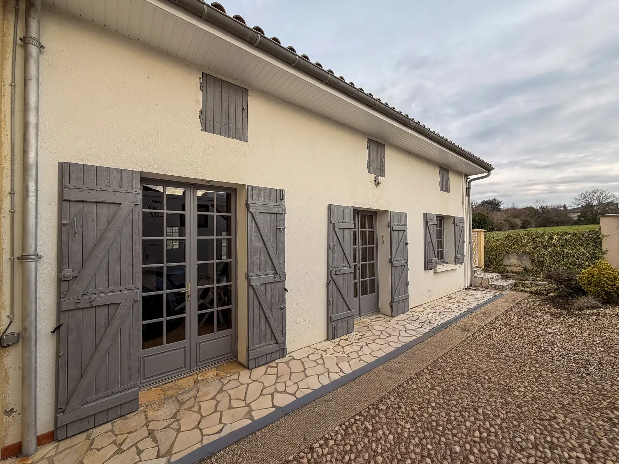 Maison en pierre de 120 m² à Montagne avec potentiel de division et extérieurs