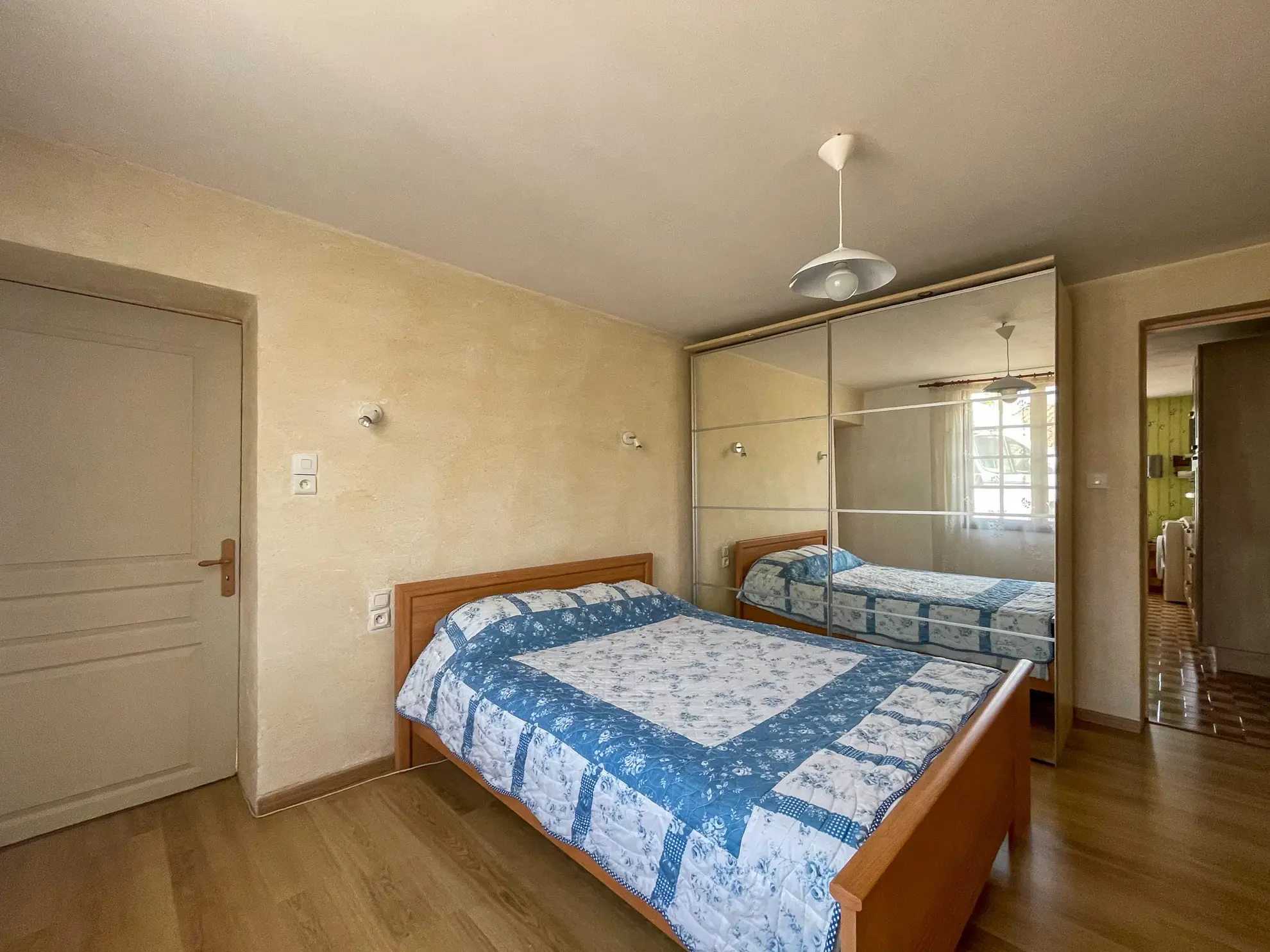 Maison en pierre de 120 m² à Montagne avec potentiel de division et extérieurs 