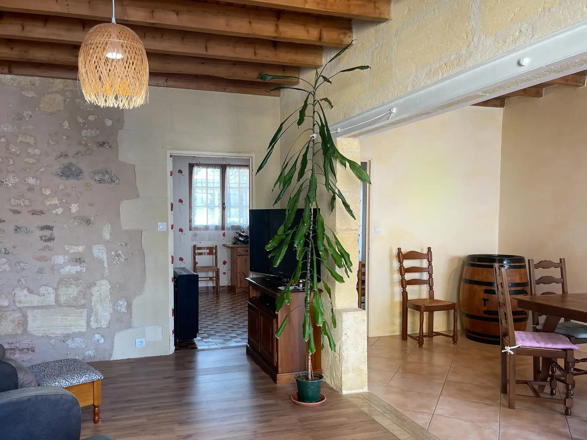 Maison en pierre de 120 m² à Montagne avec potentiel de division et extérieurs 