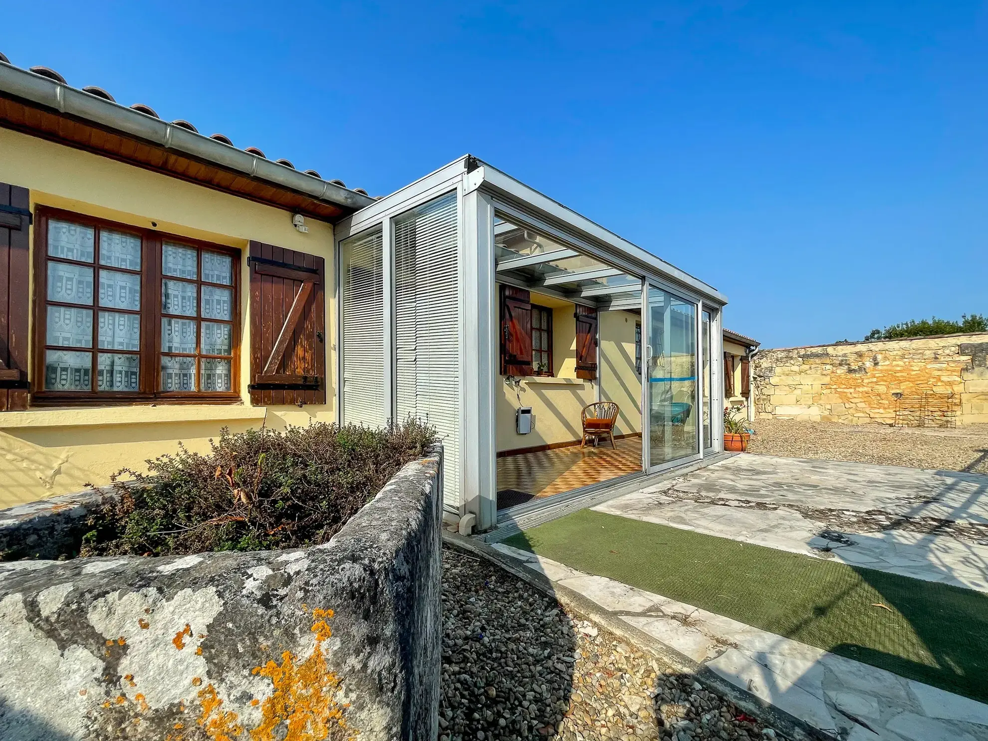 Maison en pierre de 120 m² à Montagne avec potentiel de division et extérieurs 