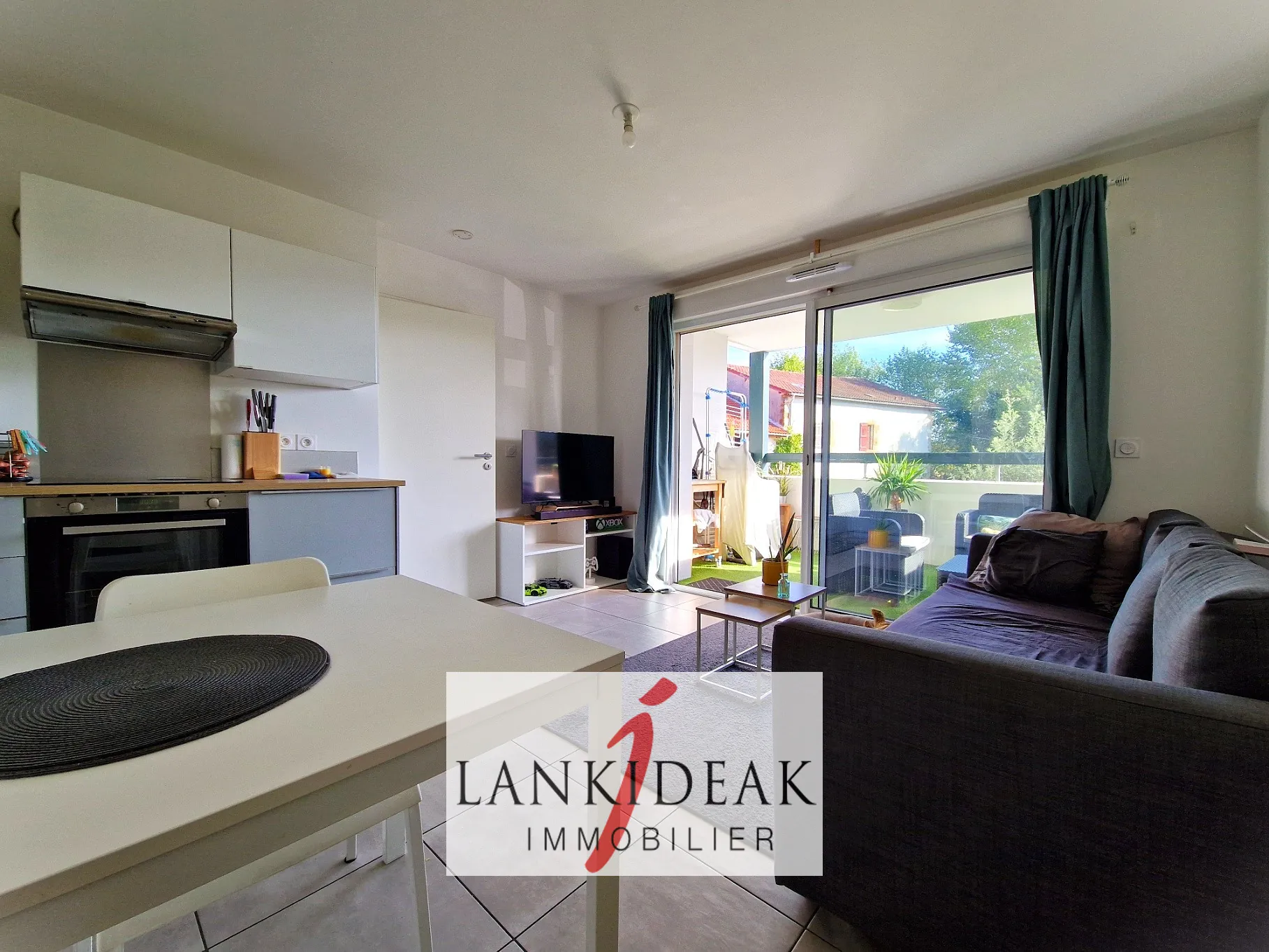 Appartement T2 à Ustaritz avec terrasse et parking, investissement locatif sécurisé 