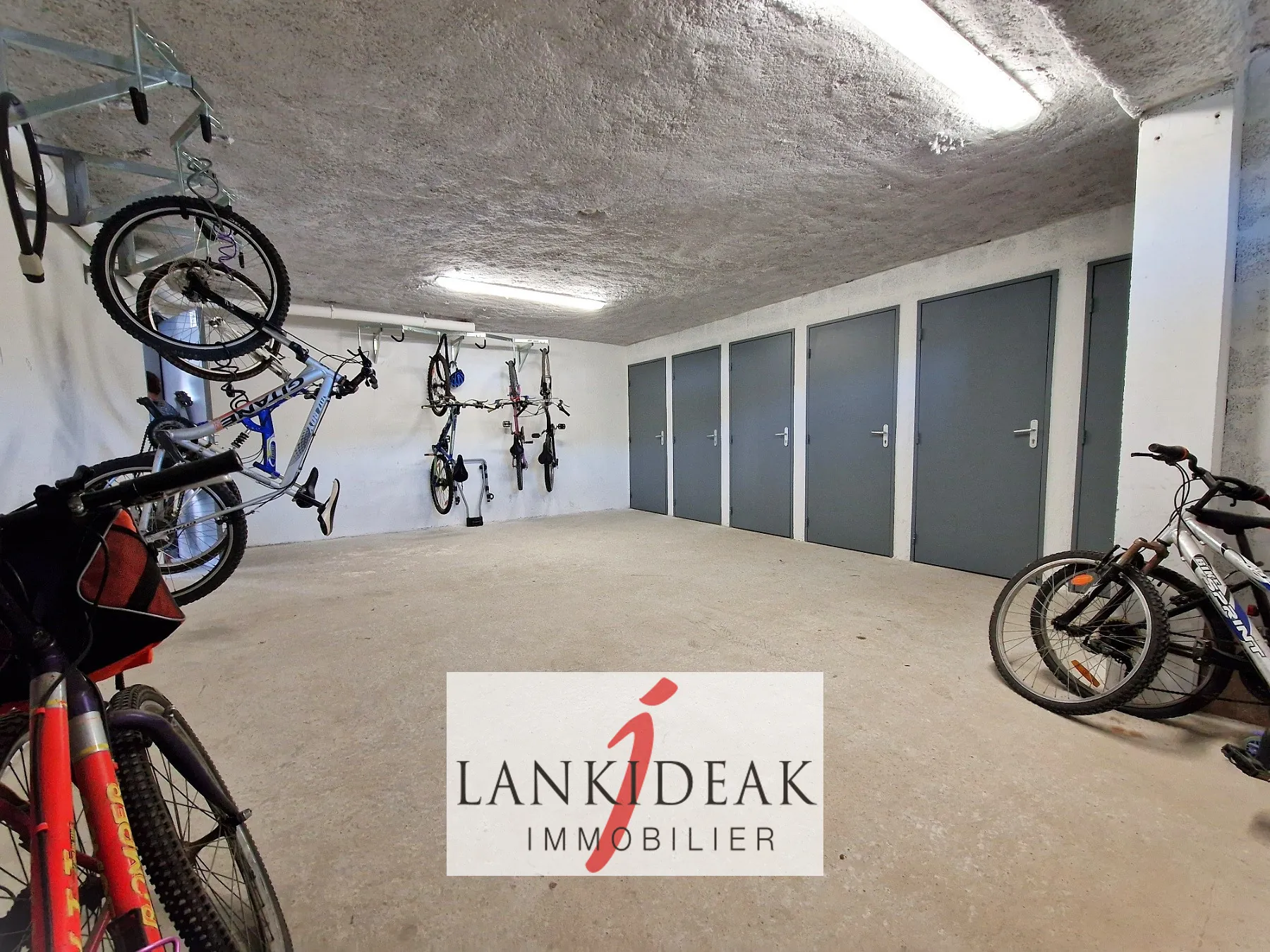 Appartement T2 à Ustaritz avec terrasse et parking, investissement locatif sécurisé 