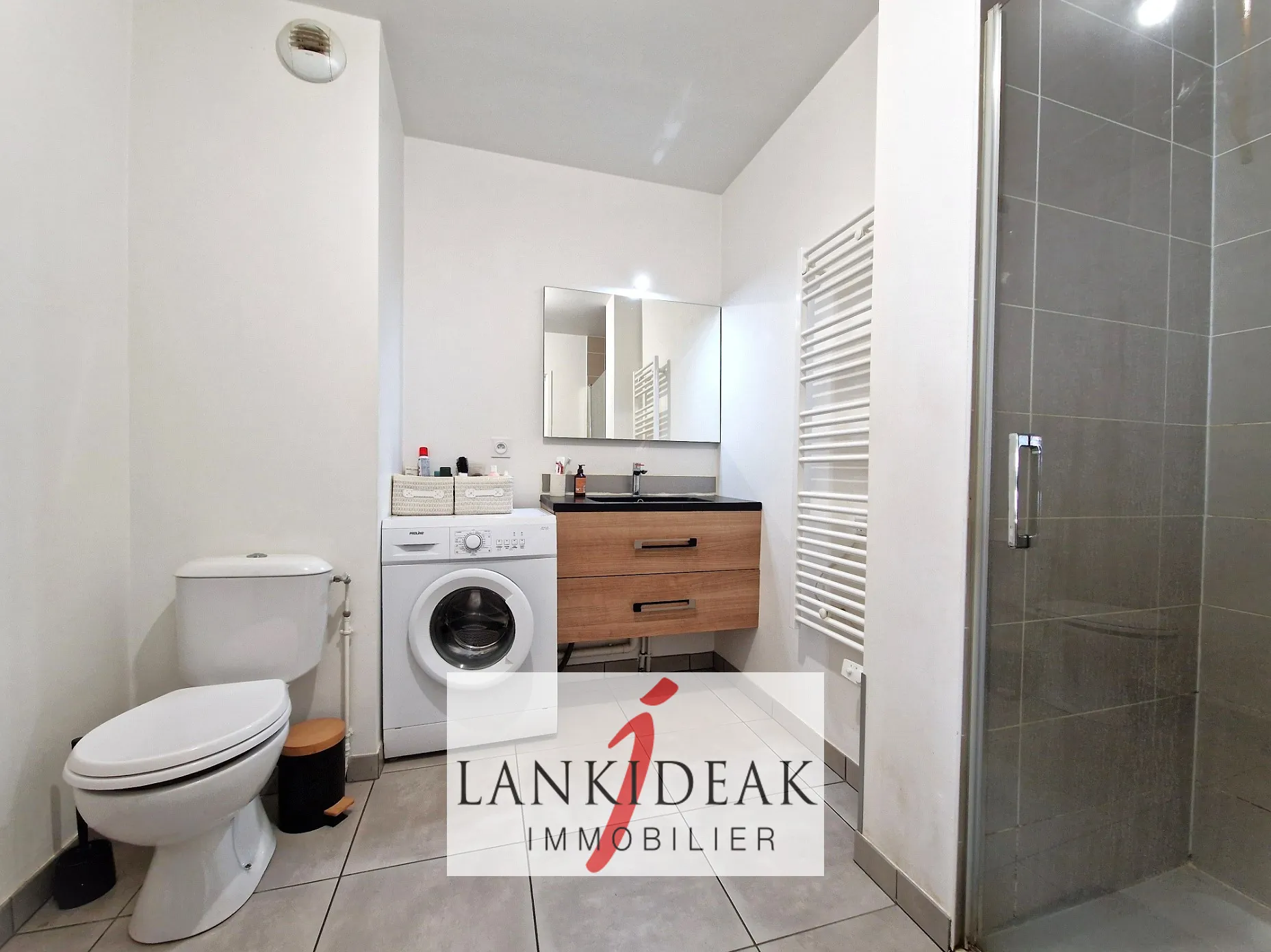 Appartement T2 à Ustaritz avec terrasse et parking, investissement locatif sécurisé 