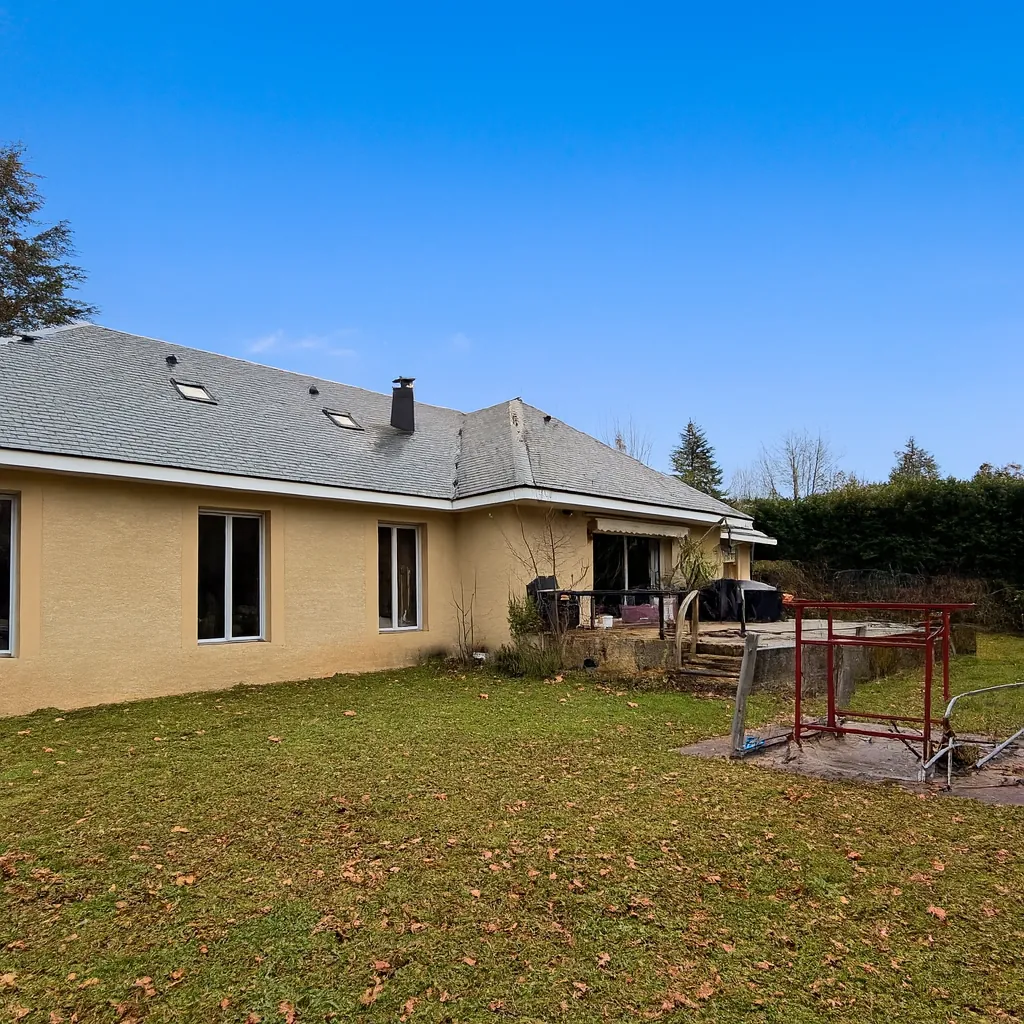 Maison contemporaine proche du lac de Lourdes avec 5 chambres, terrasse et garage 
