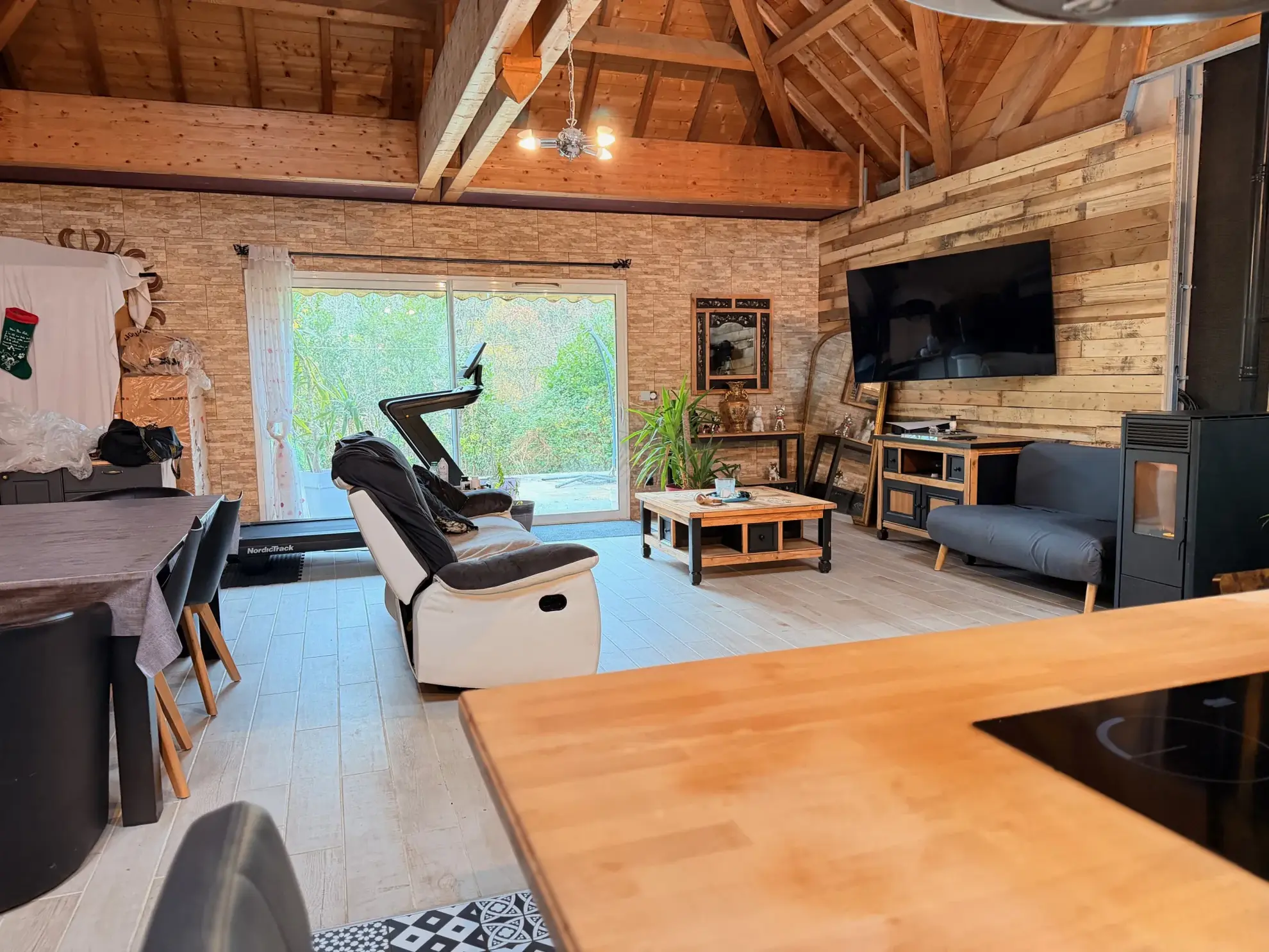 Maison contemporaine proche du lac de Lourdes avec 5 chambres, terrasse et garage 
