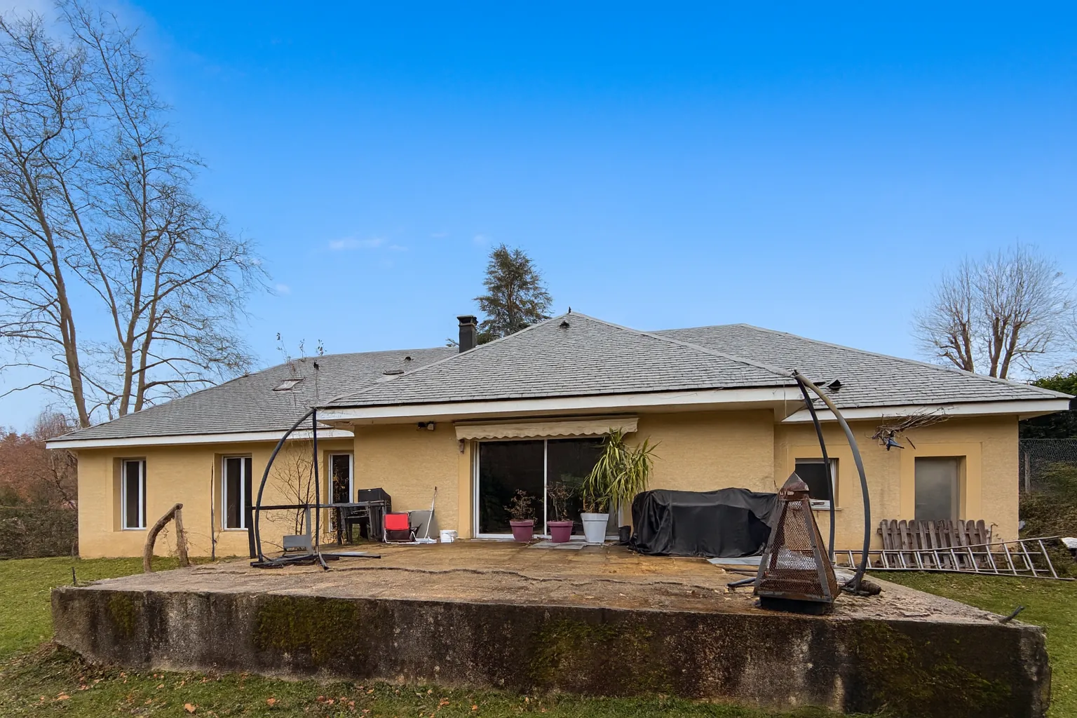 Maison contemporaine proche du lac de Lourdes avec 5 chambres, terrasse et garage