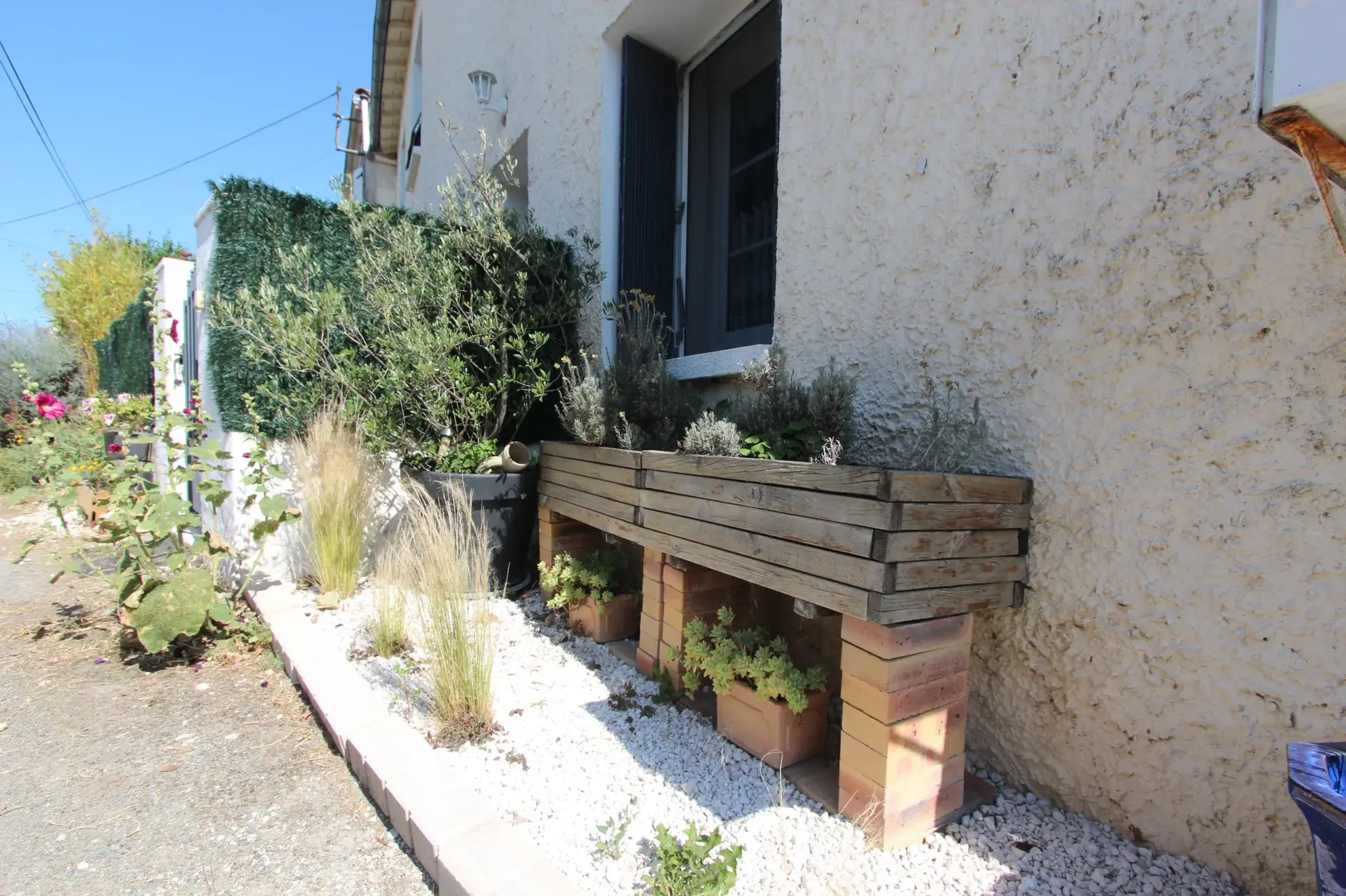Maison en pierre avec terrasse, hangar et parking à Fors, proche Niort 