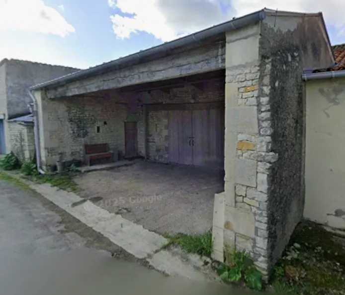 Maison en pierre avec terrasse, hangar et parking à Fors, proche Niort 