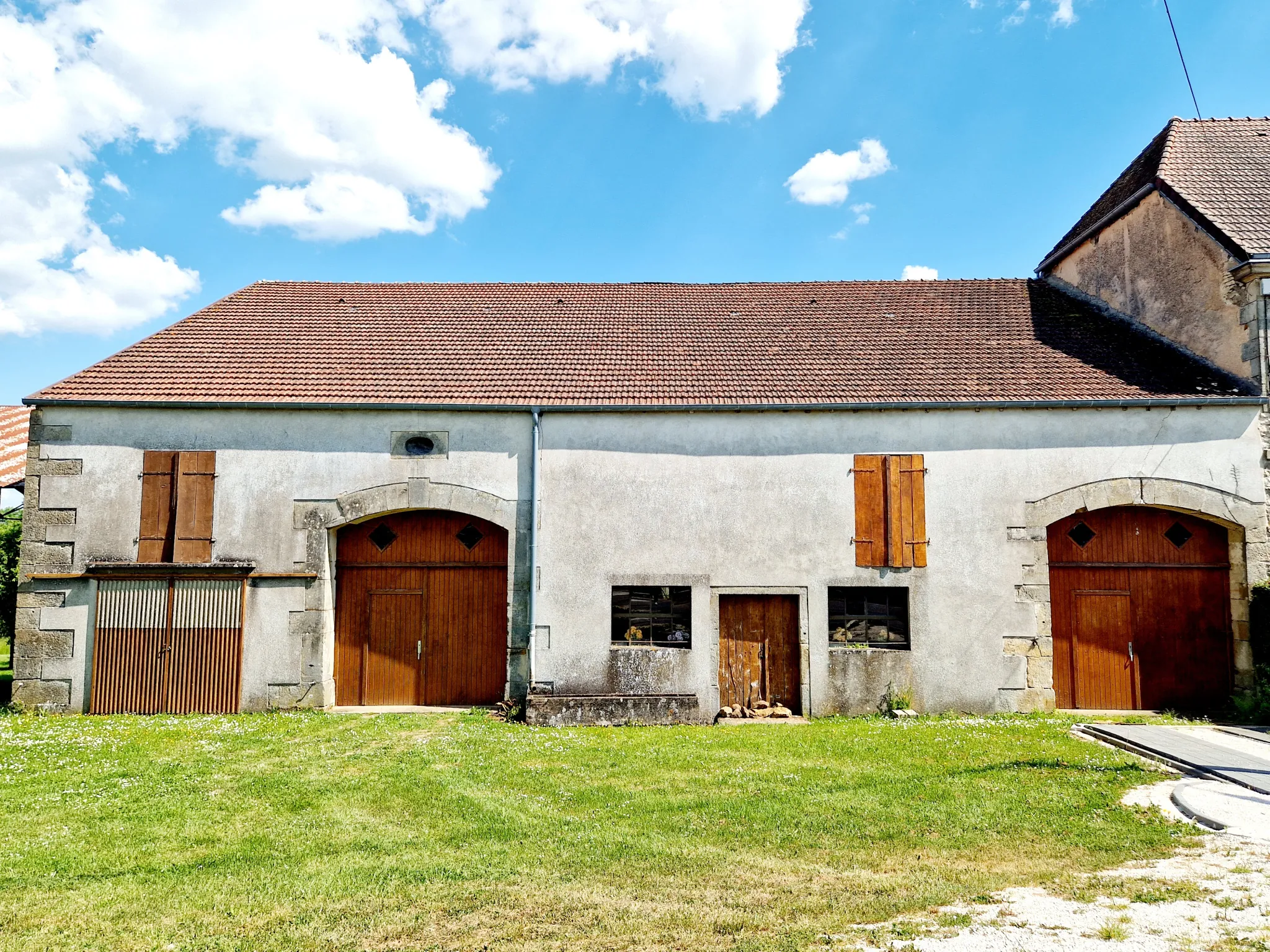 Ancien relais de poste rénové avec dépendances et grand potentiel à Fayl Billot 