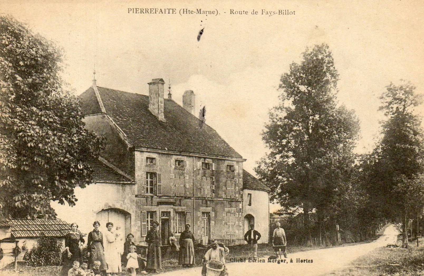 Ancien relais de poste rénové avec dépendances et grand potentiel à Fayl Billot 