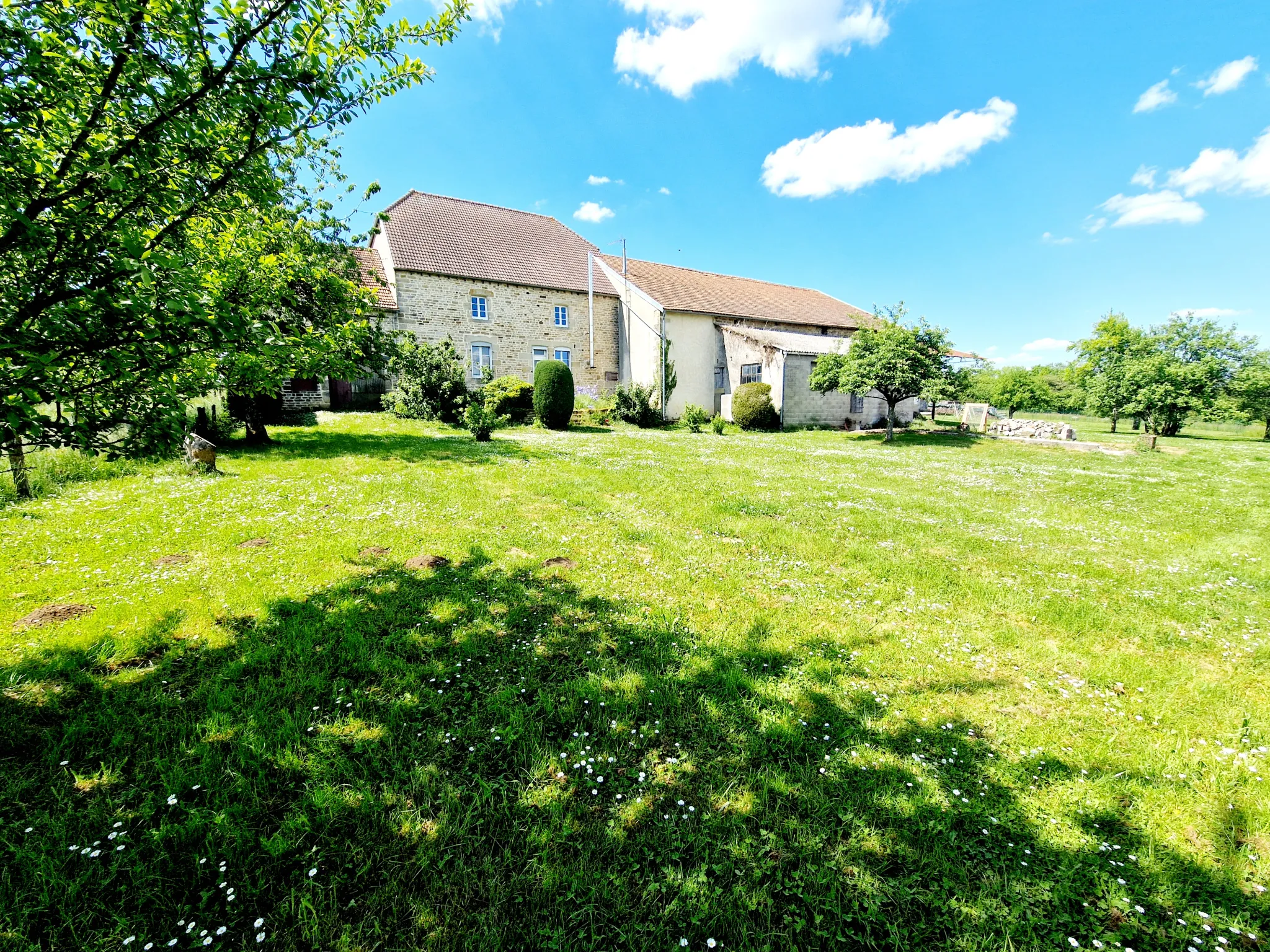 Ancien relais de poste rénové avec dépendances et grand potentiel à Fayl Billot 