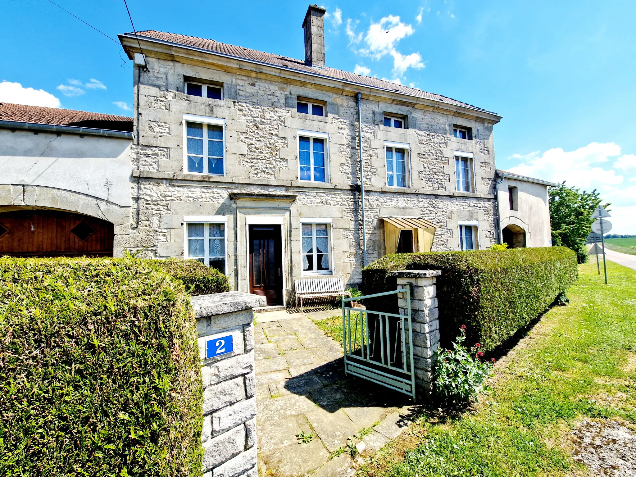 Ancien relais de poste rénové avec dépendances et grand potentiel à Fayl Billot 