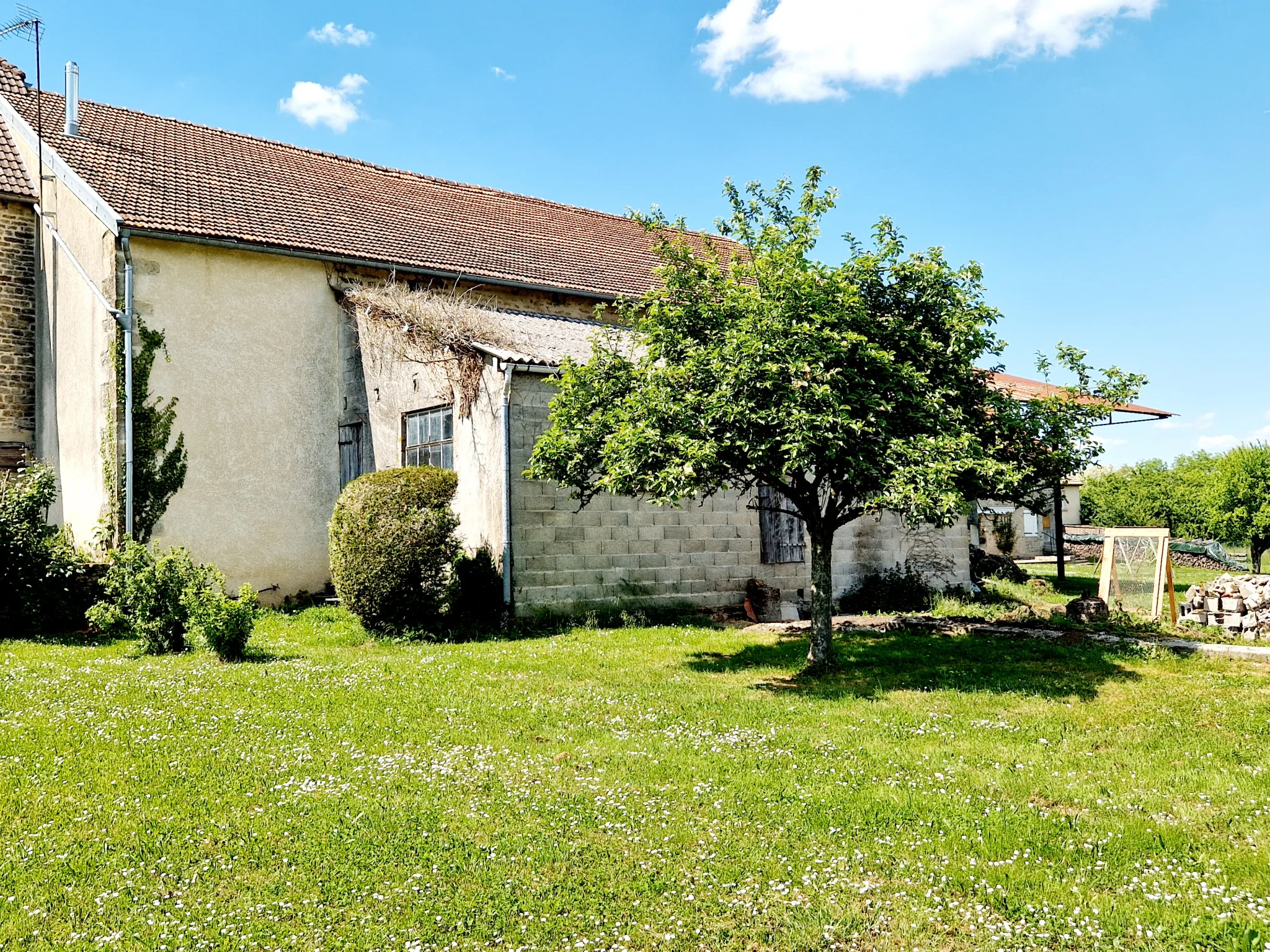 Ancien relais de poste rénové avec dépendances et grand potentiel à Fayl Billot 