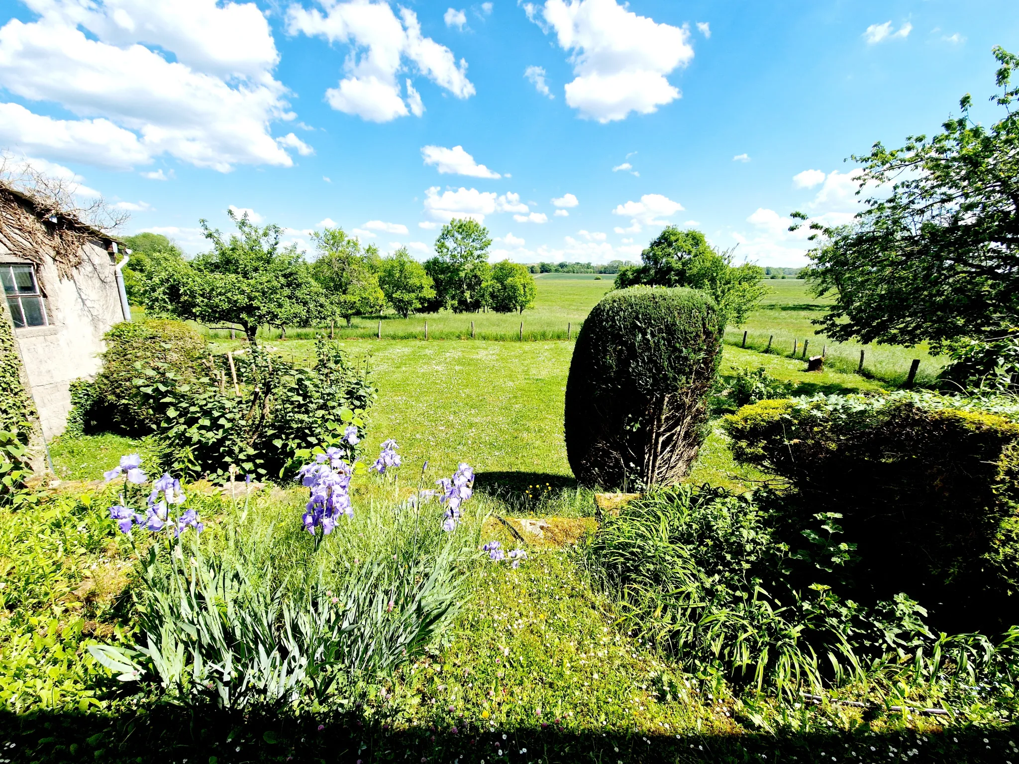 Ancien relais de poste rénové avec dépendances et grand potentiel à Fayl Billot 
