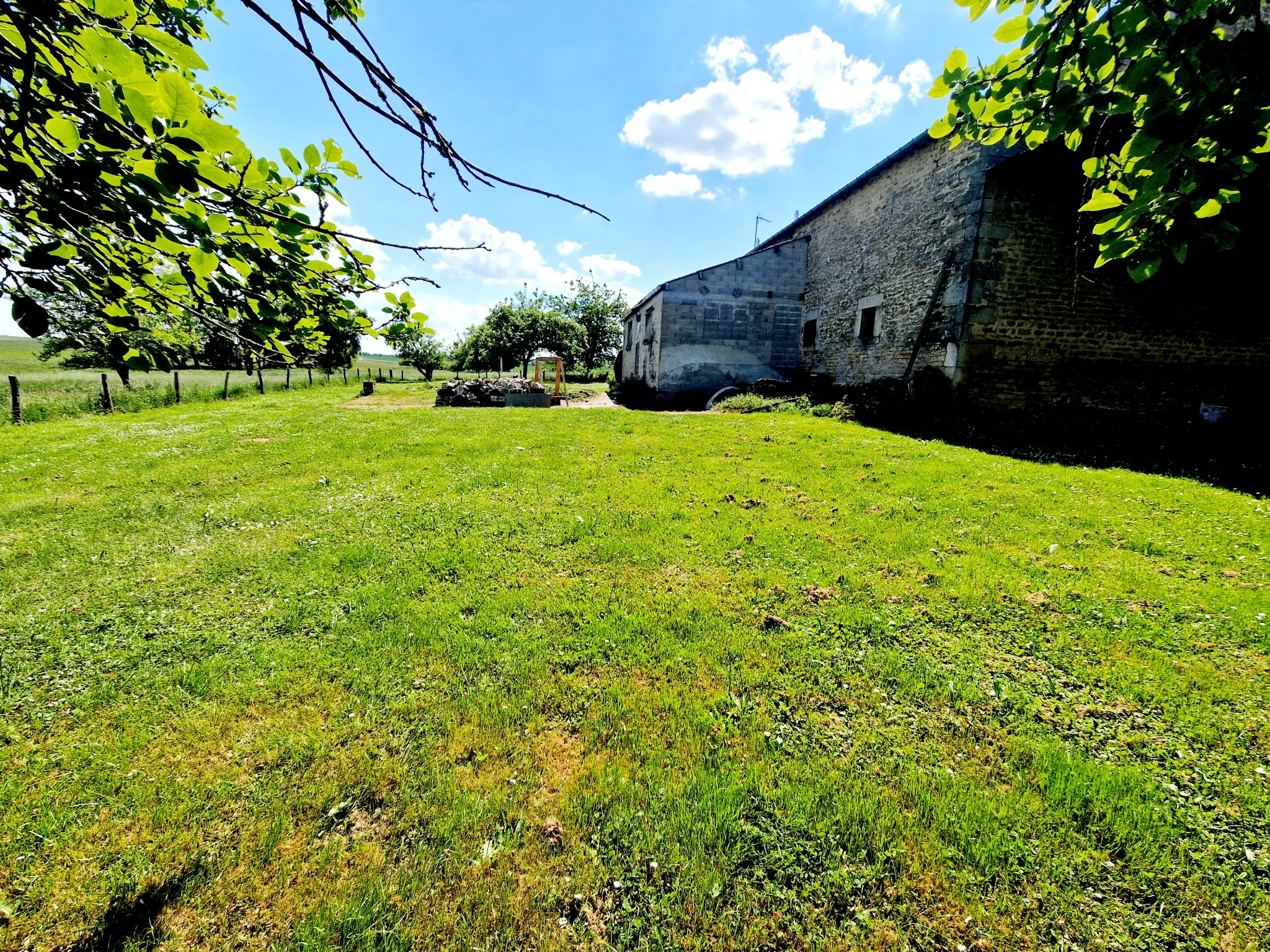 Ancien relais de poste rénové avec dépendances et grand potentiel à Fayl Billot 