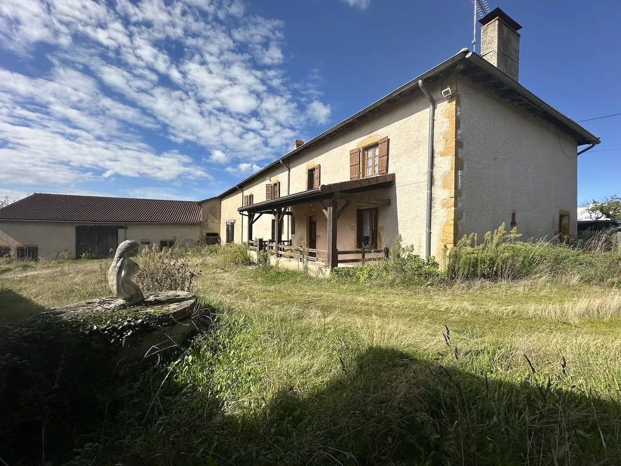Maison à Melay avec dépendances, vue dégagée et terrain de 4500 m²