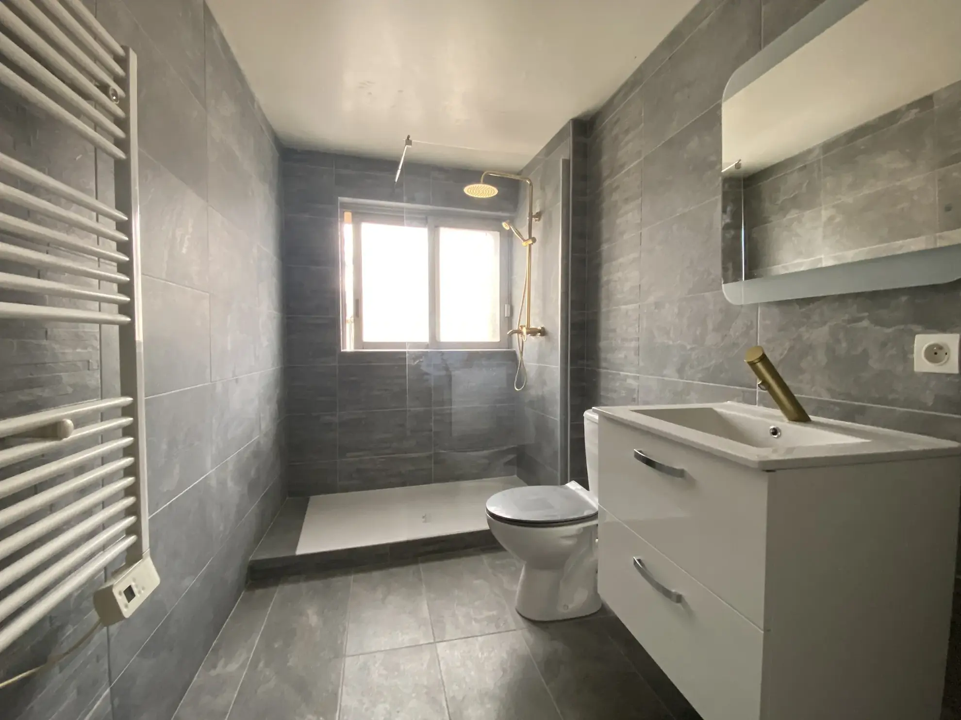 Appartement duplex 3 pièces avec balcon à Vias, proche mer et commodités 