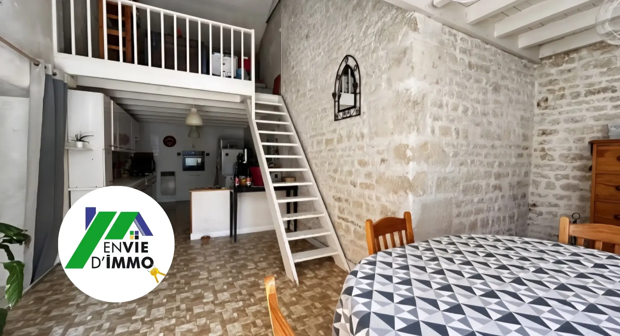 Maison en pierre à Benet avec jardin, garage et locaux commerciaux en vente