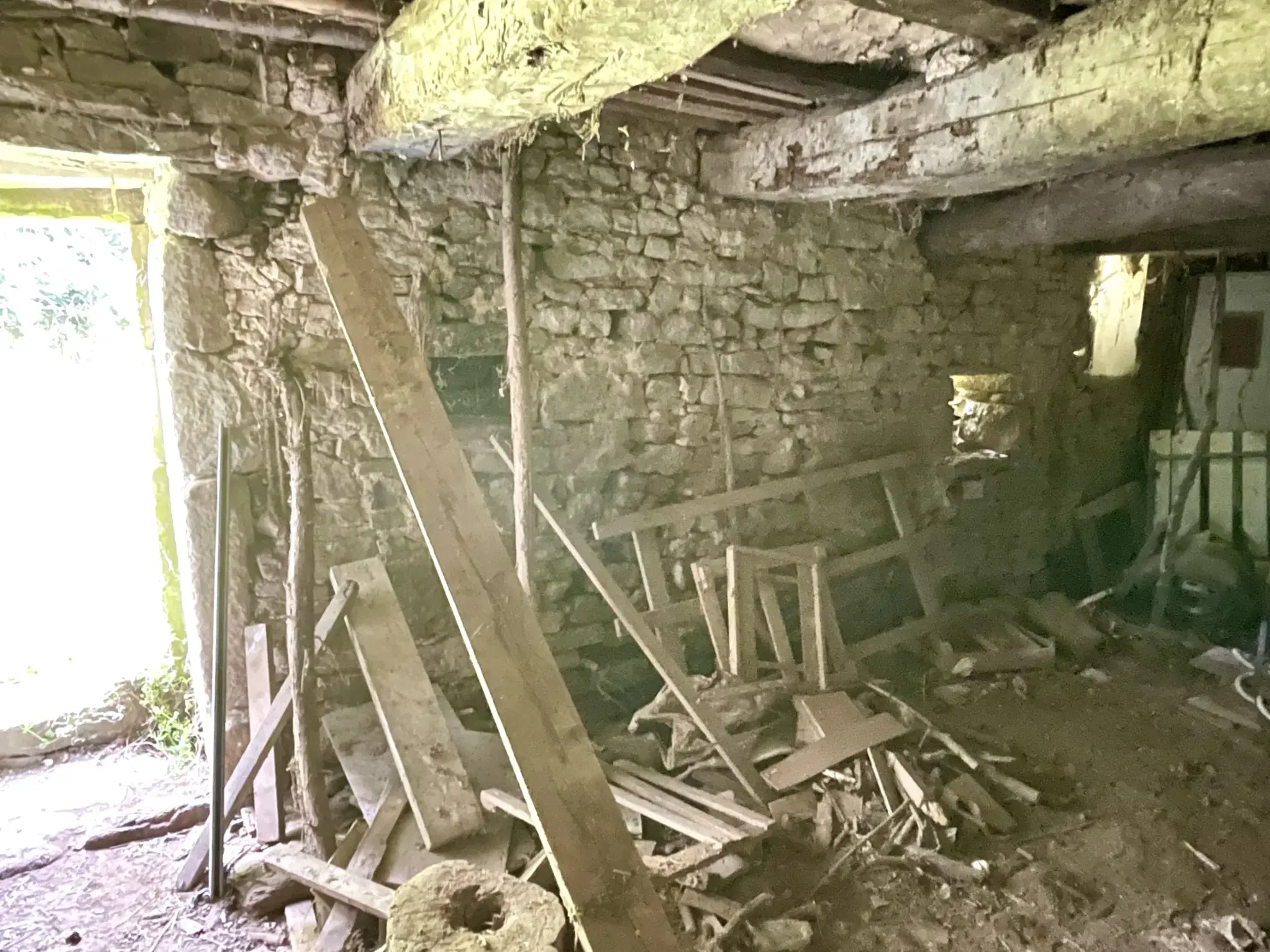 Maison en pierre à rénover à Vannes - grand terrain et potentiel 