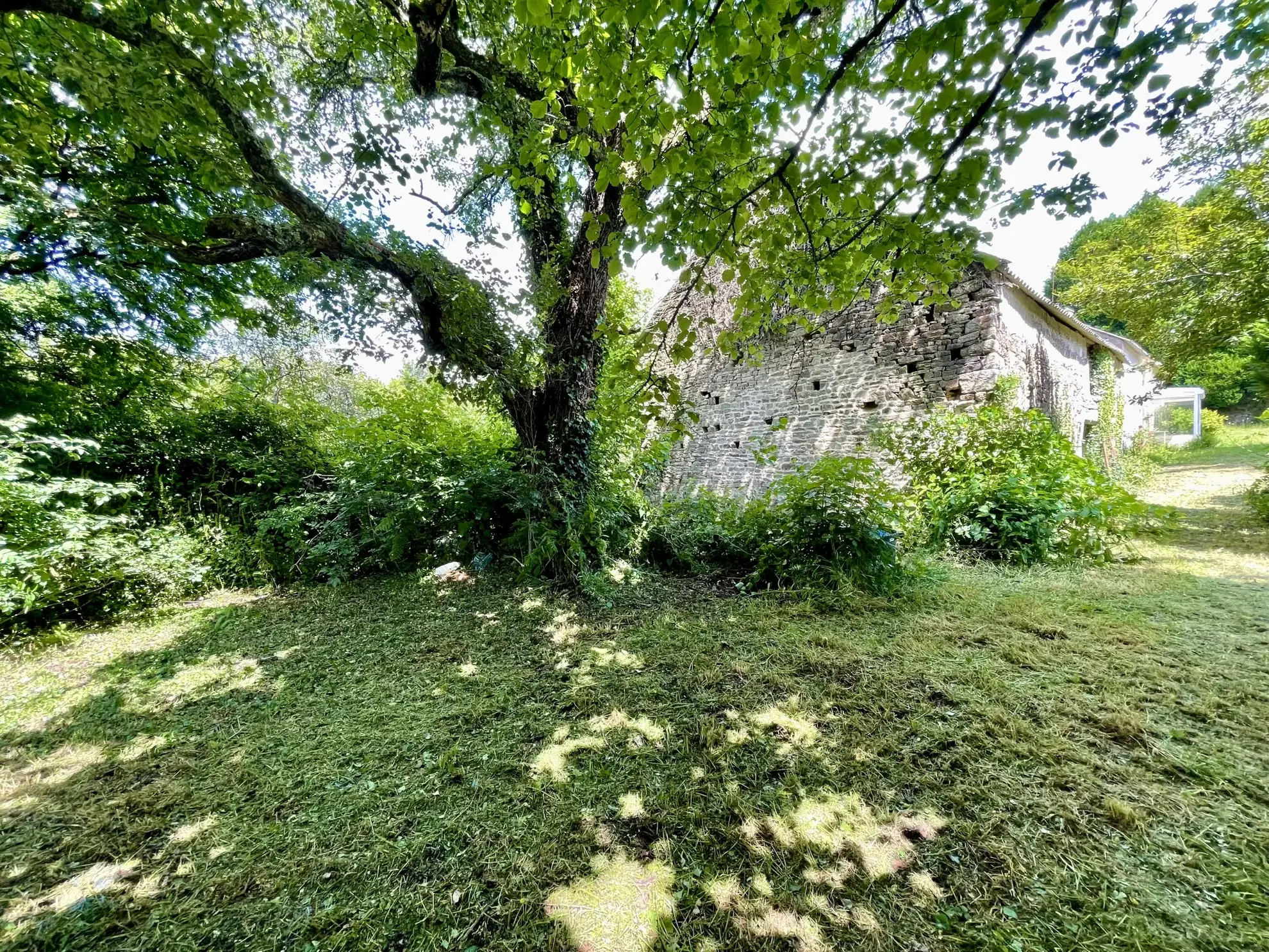 Maison en pierre à rénover à Vannes - grand terrain et potentiel 