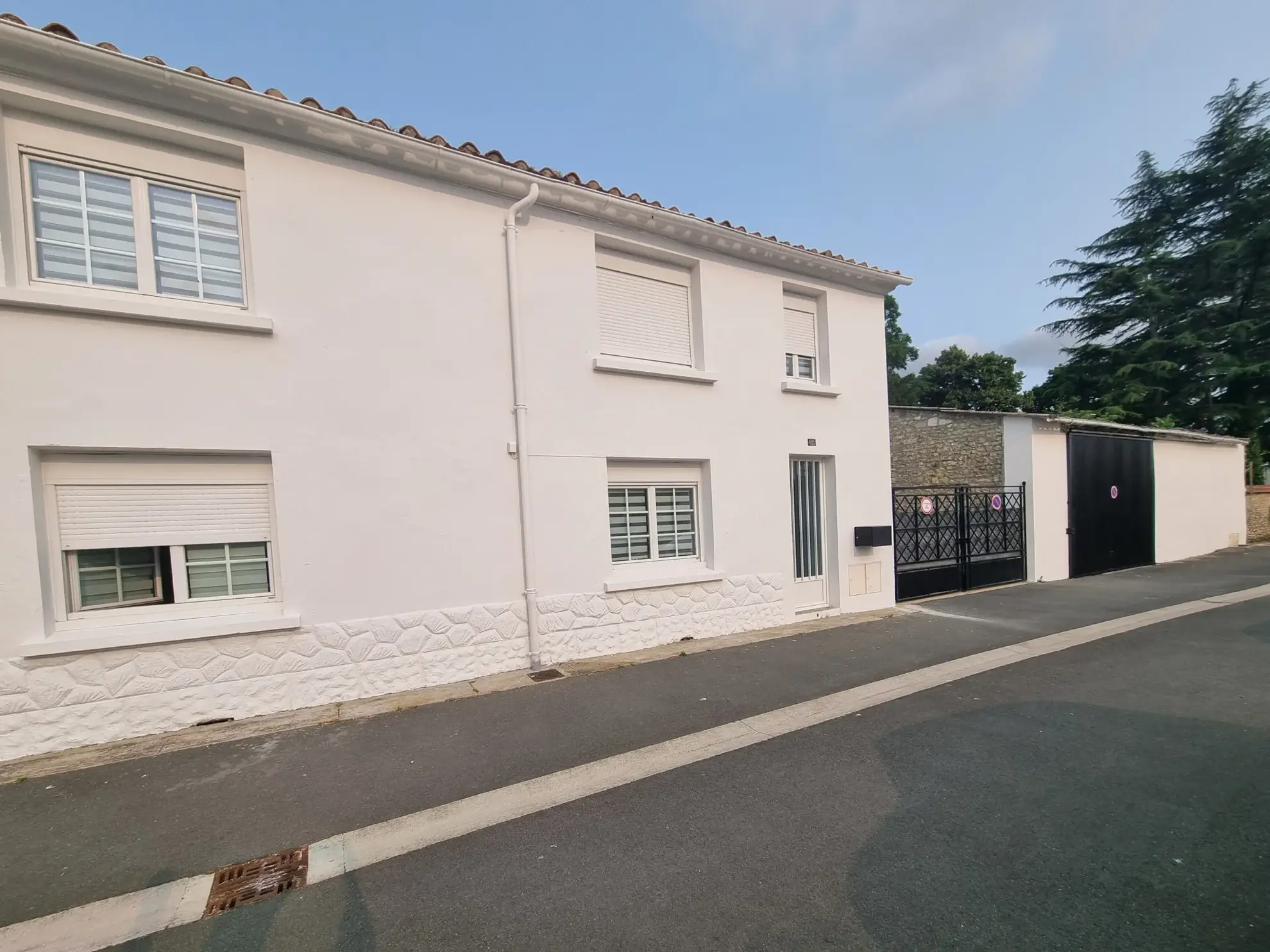Maison de ville rénovée avec jardin et dépendances à Saint Jean d'Hermine