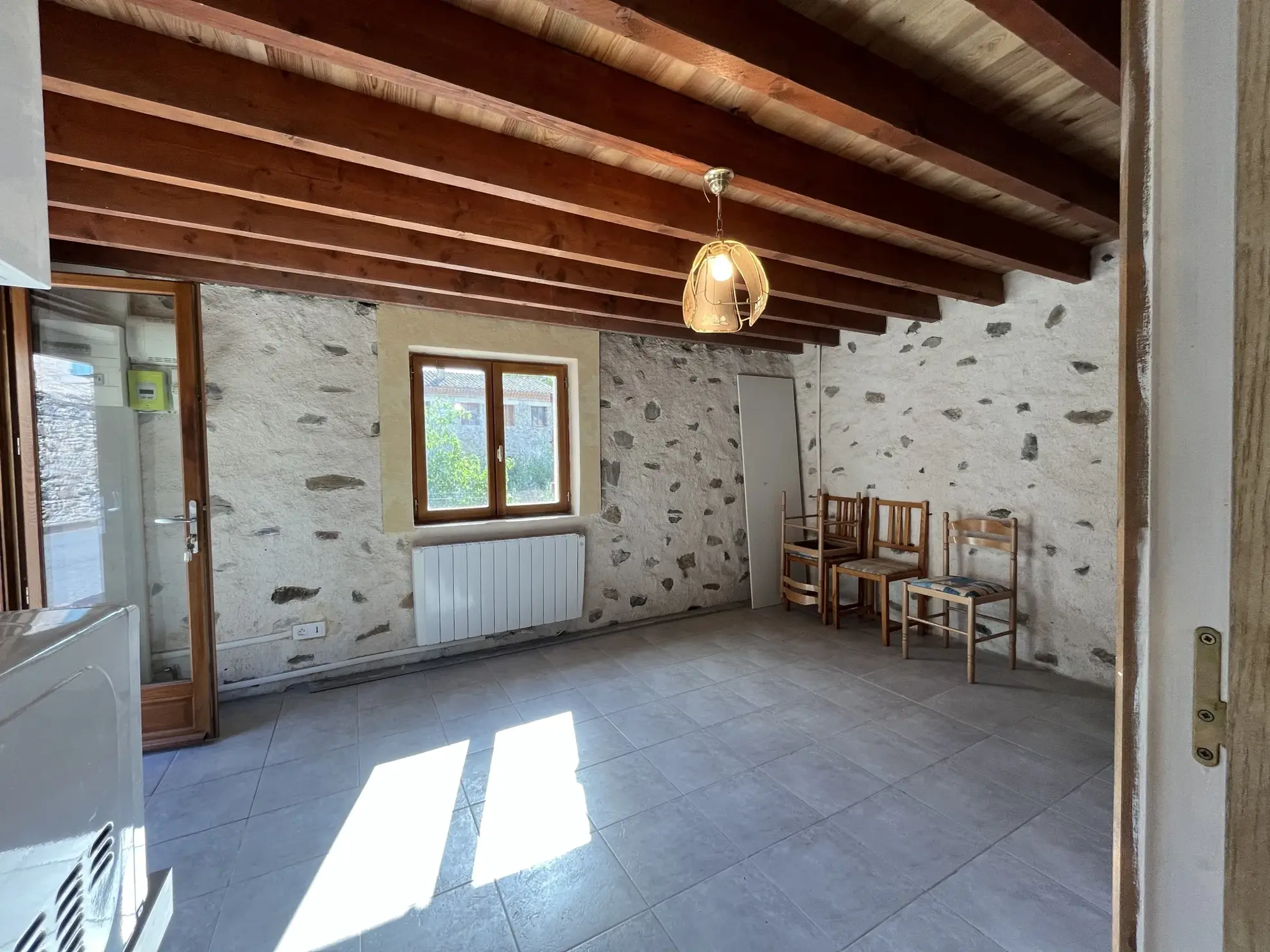 Maison de village rénovée dans les Corbières avec séjour lumineux et chambre, idéale pour investissement ou première résidence 