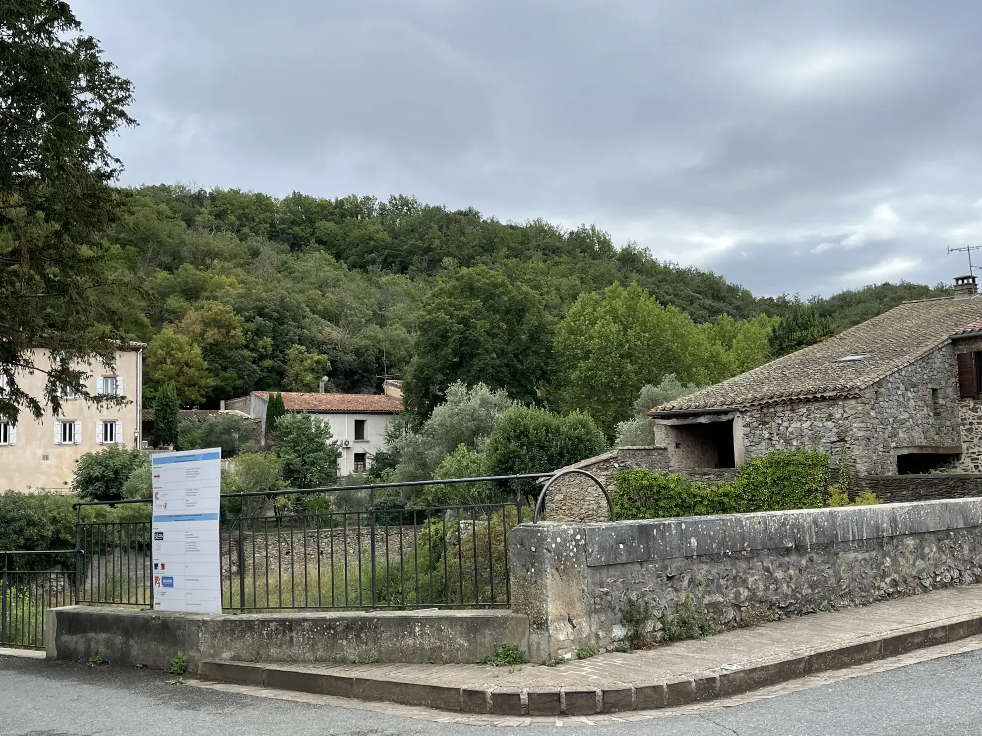 Maison de village rénovée dans les Corbières avec séjour lumineux et chambre, idéale pour investissement ou première résidence 