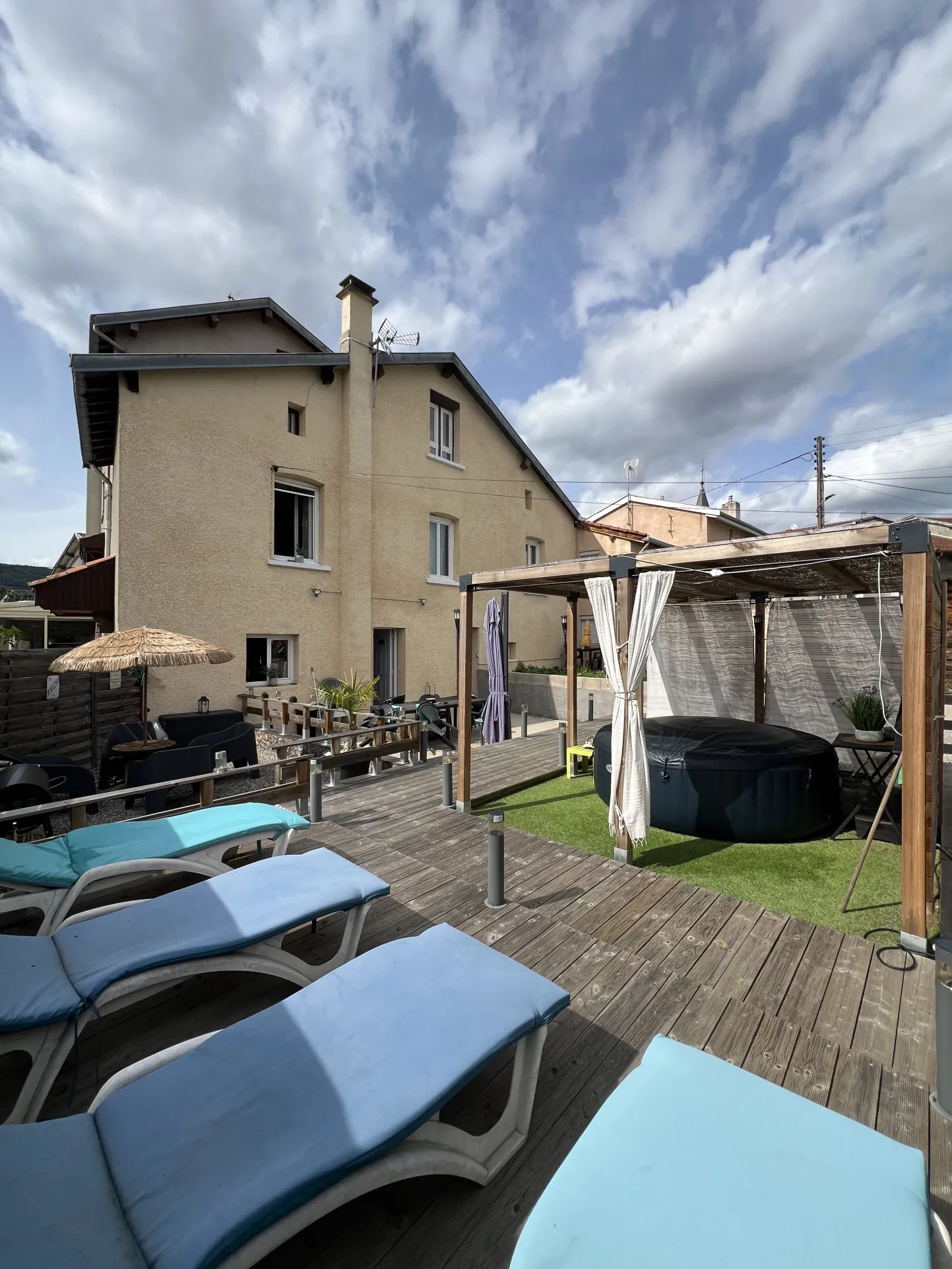 Maison de ville de 77,71 m² avec terrasses à Unieux, proche commodités 