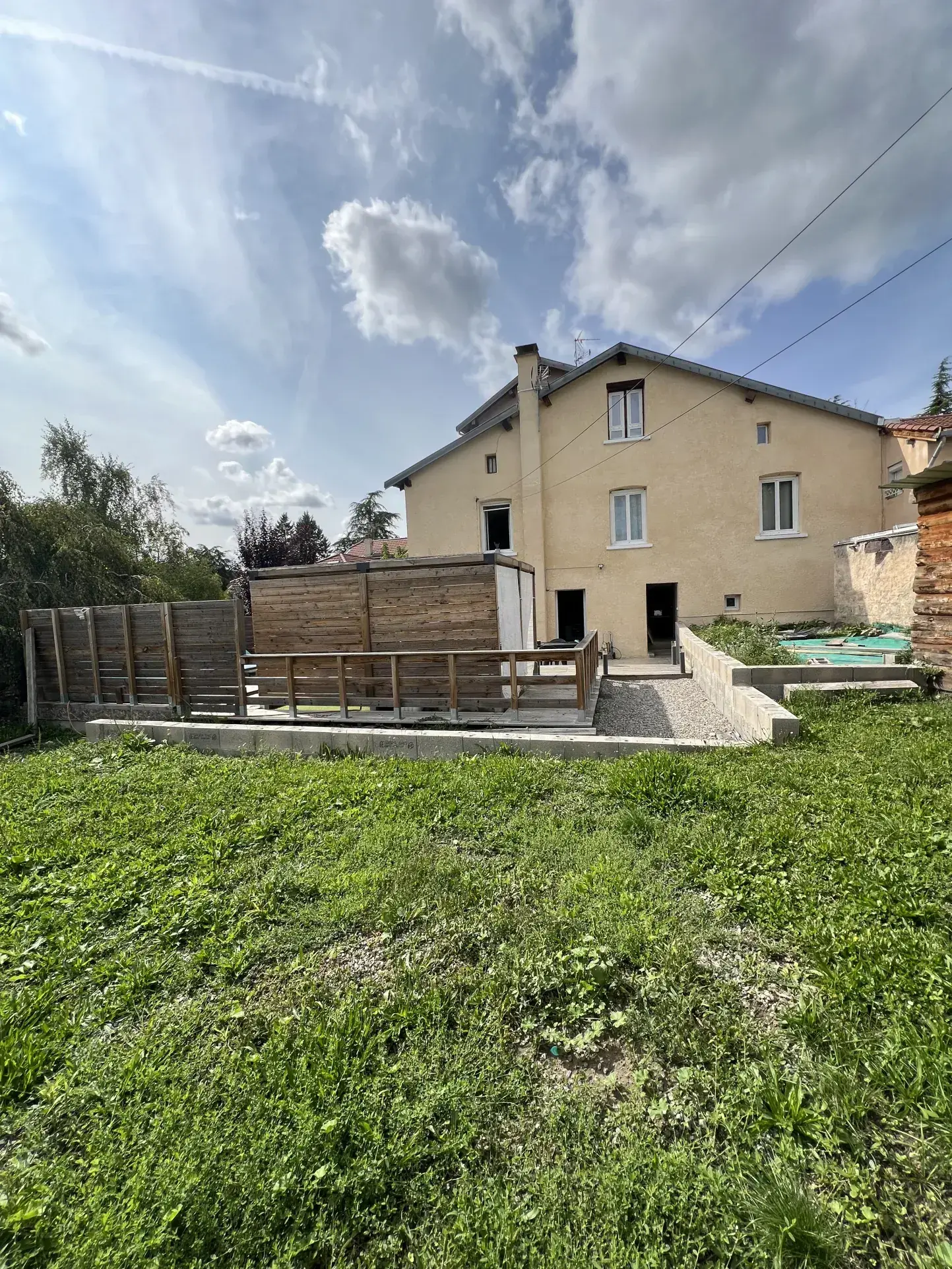 Maison de ville de 77,71 m² avec terrasses à Unieux, proche commodités 