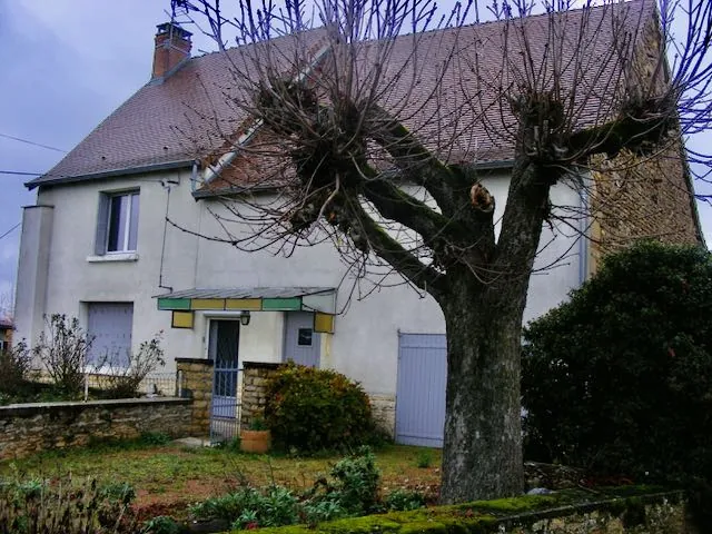 Maison en pierre à rénover avec dépendances en Saône-et-Loire 