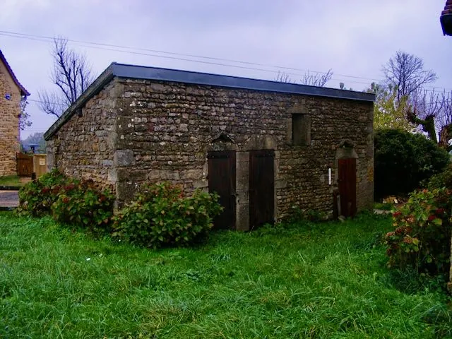 Maison en pierre à rénover avec dépendances en Saône-et-Loire 