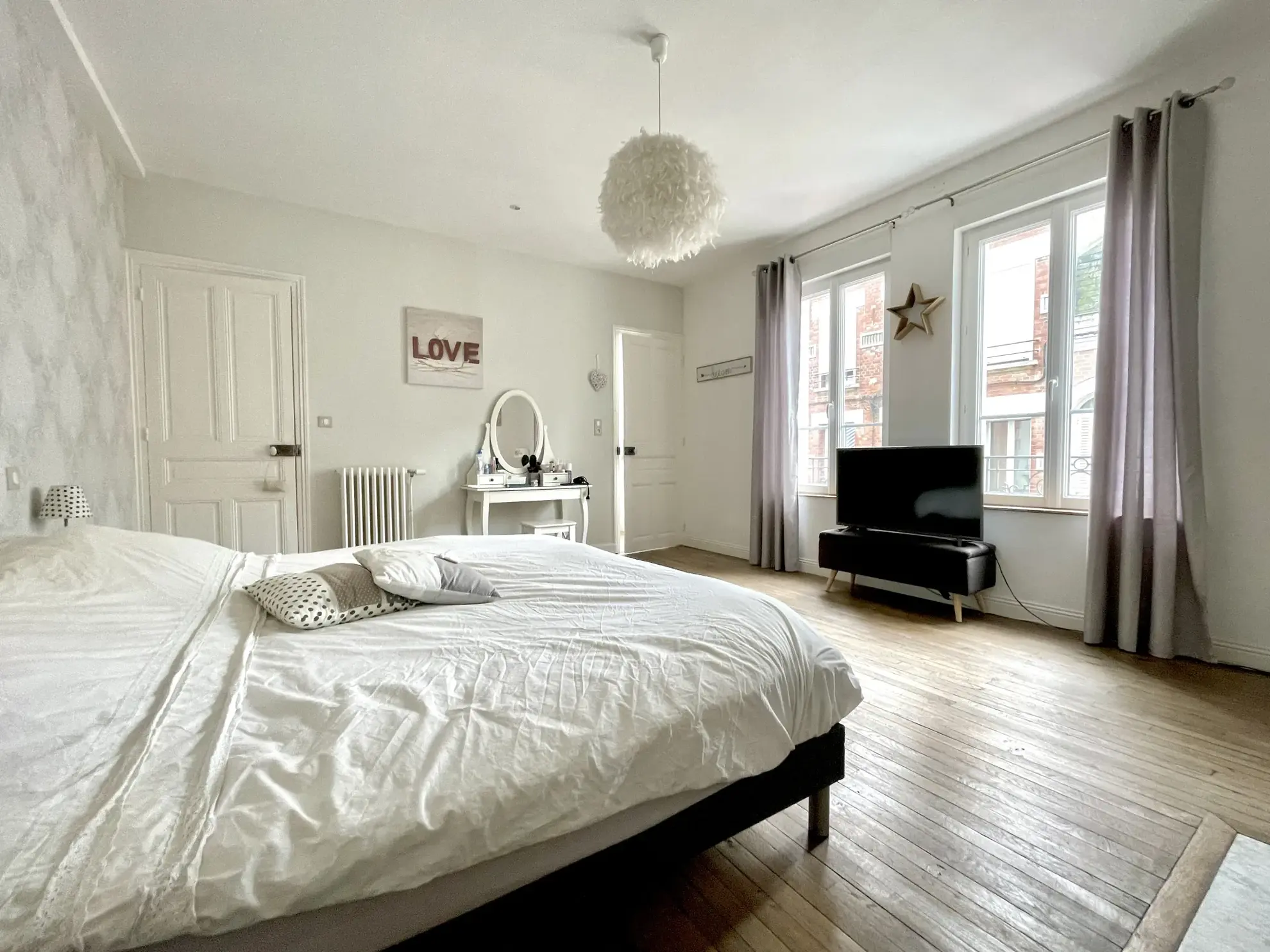 Magnifique maison rénovée au centre-ville de Saint-Quentin avec terrasse et 4 chambres 