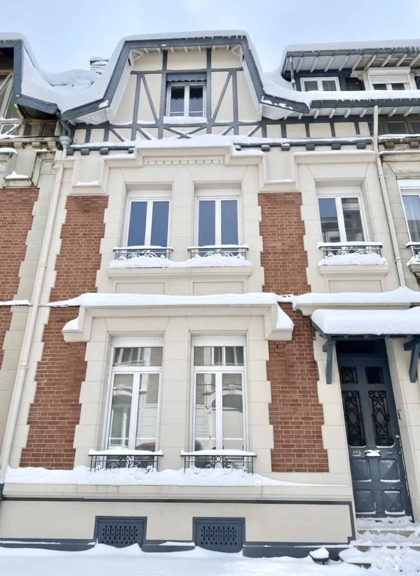 Charmante maison rénovée en centre-ville de St Quentin avec terrasse et 4 chambres