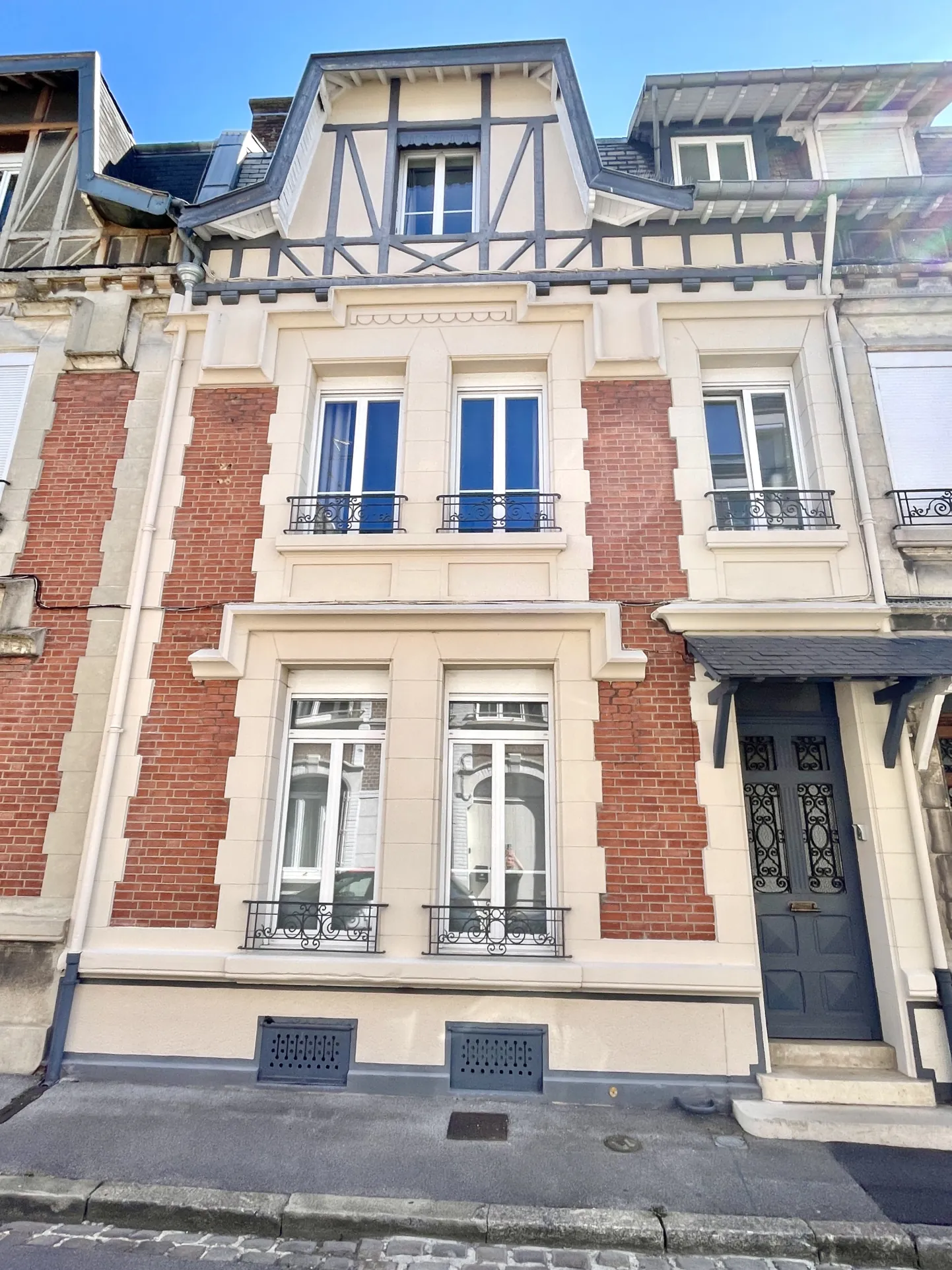 Magnifique maison rénovée au centre-ville de Saint-Quentin avec terrasse et 4 chambres 