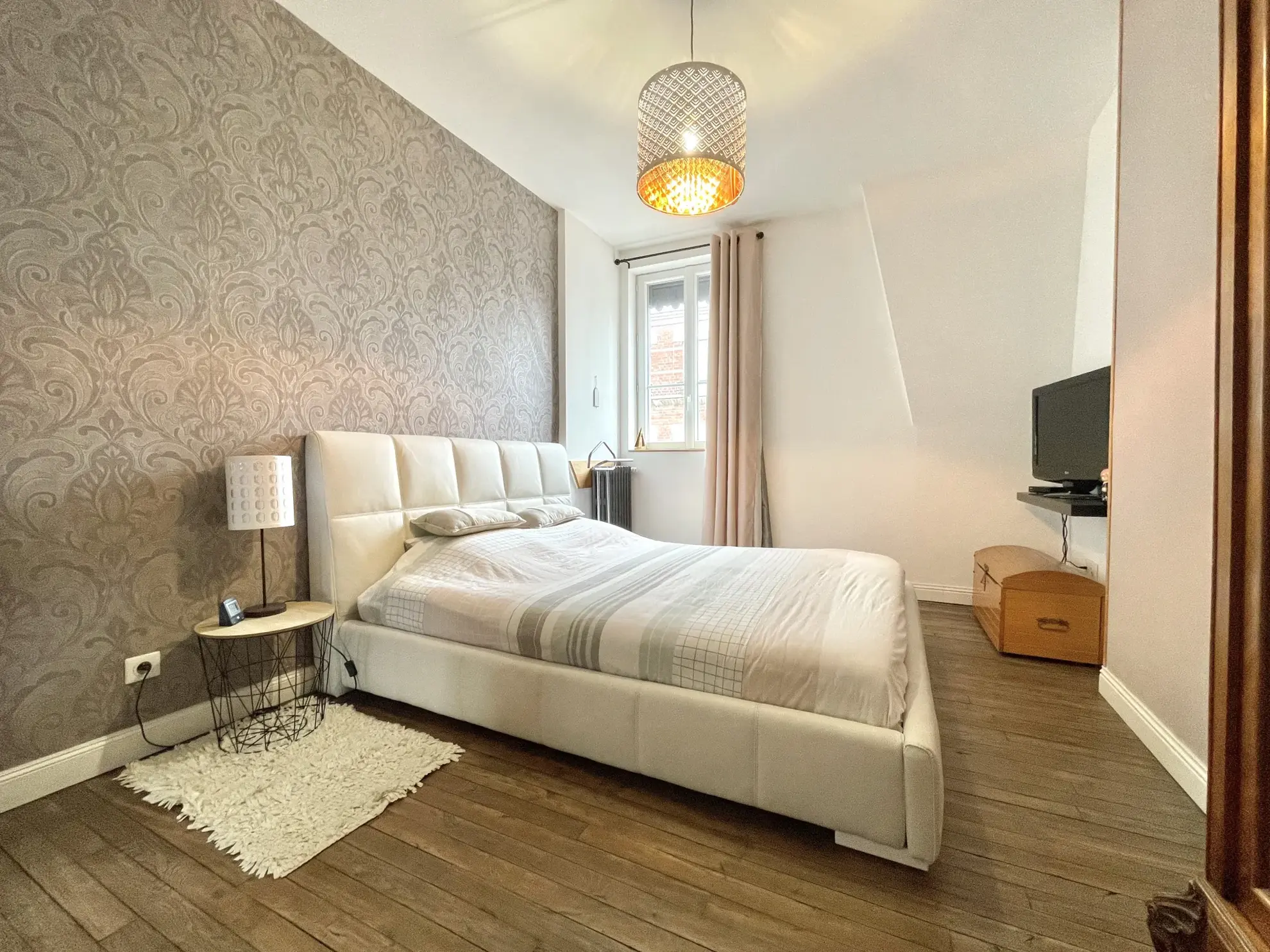 Magnifique maison rénovée au centre-ville de Saint-Quentin avec terrasse et 4 chambres 