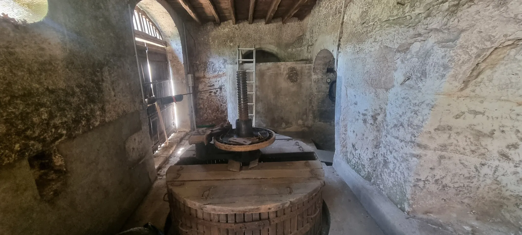 Ensemble immobilier avec grange et caves troglodytes à Vendôme - Terrain constructible viabilisé 