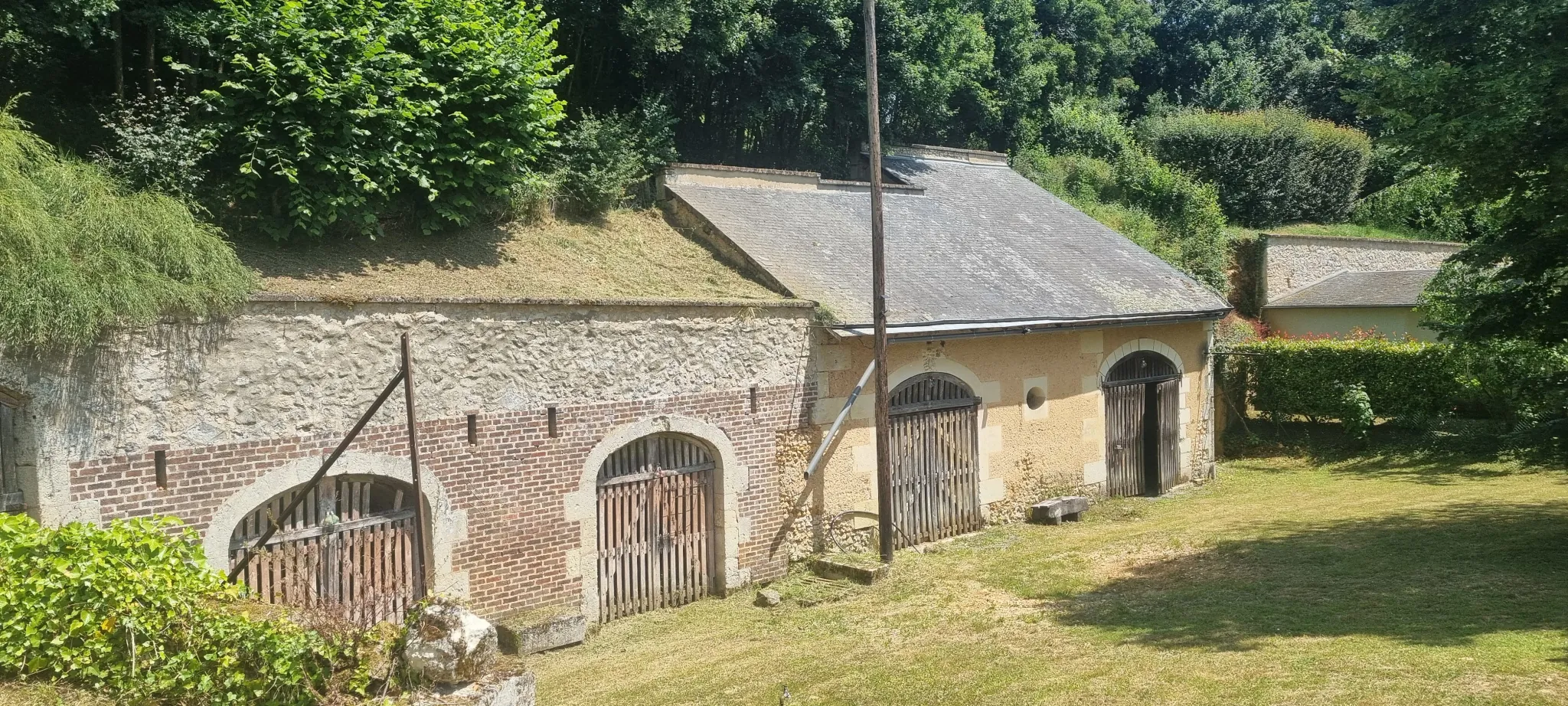 Ensemble immobilier avec grange et caves troglodytes à Vendôme - Terrain constructible viabilisé