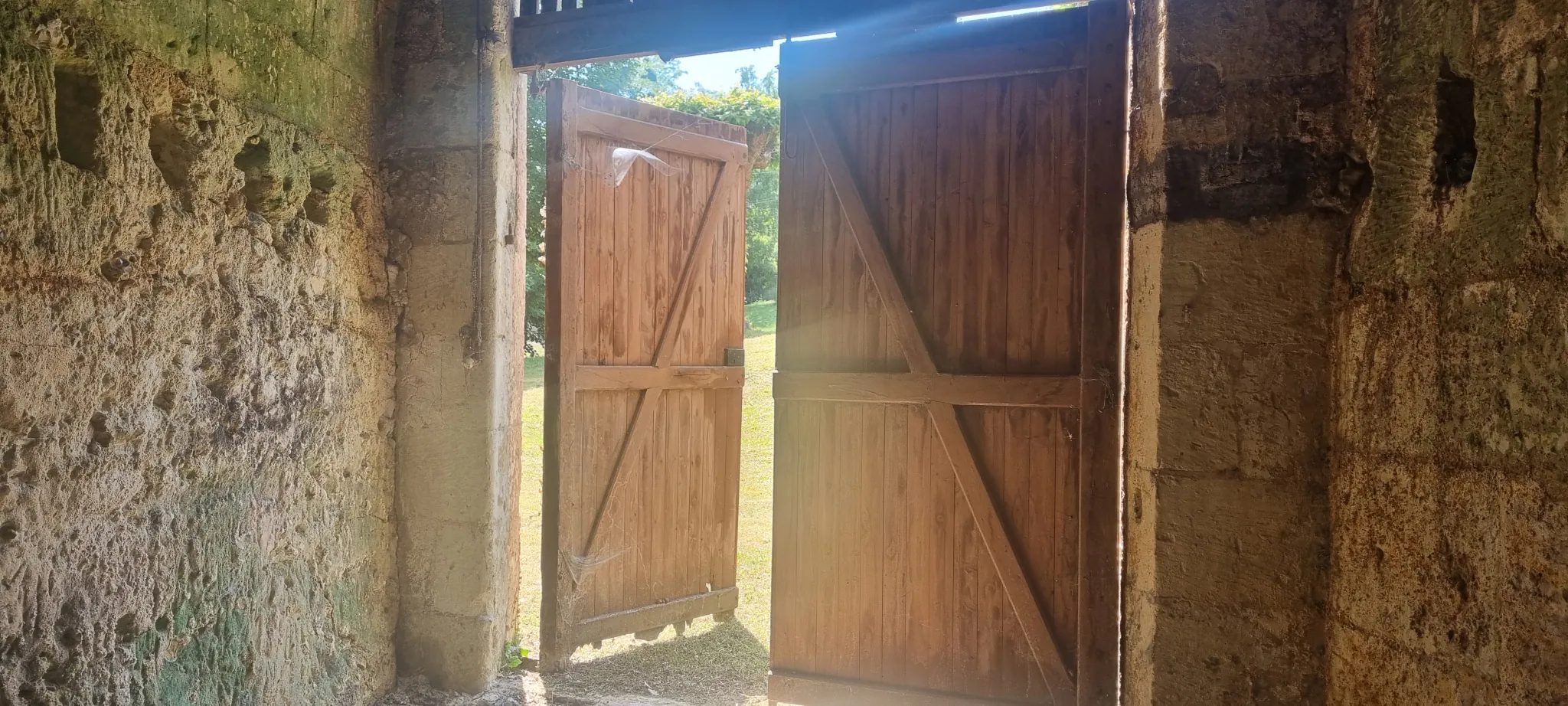 Ensemble immobilier avec grange et caves troglodytes à Vendôme - Terrain constructible viabilisé 