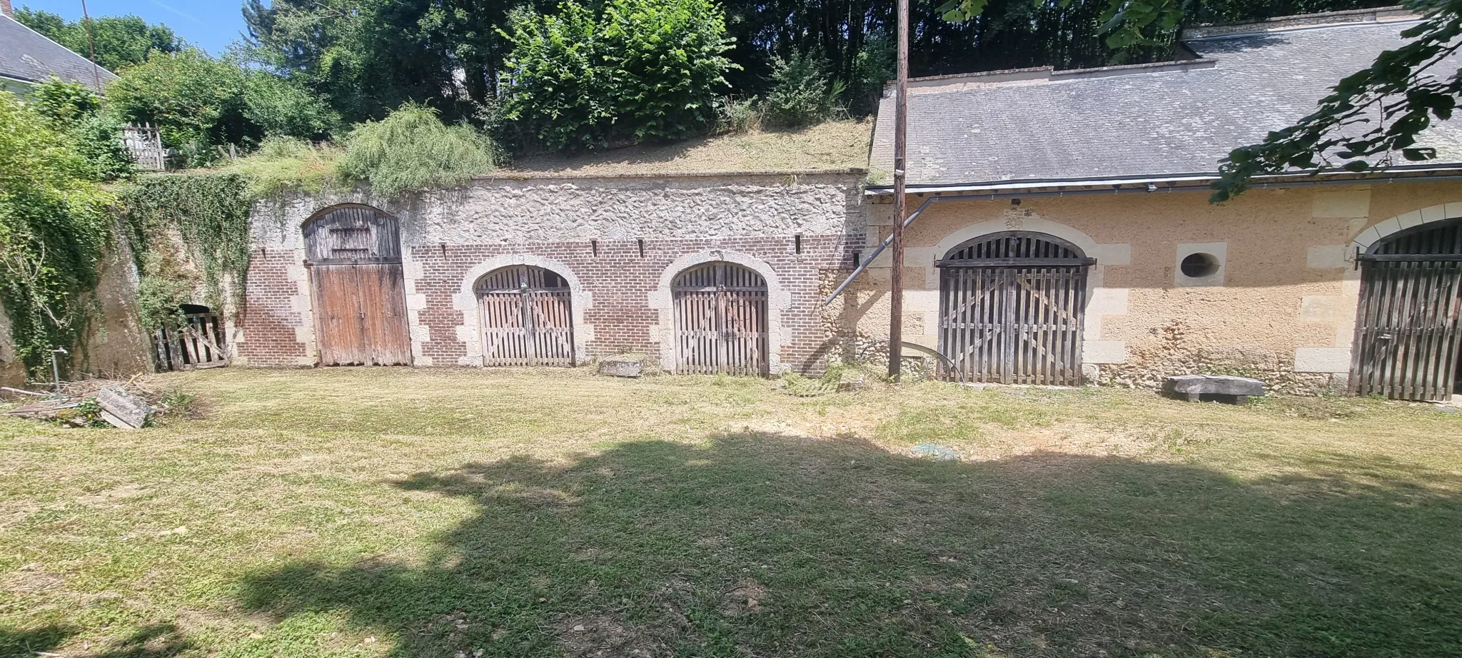 Ensemble immobilier avec grange et caves troglodytes à Vendôme - Terrain constructible viabilisé 