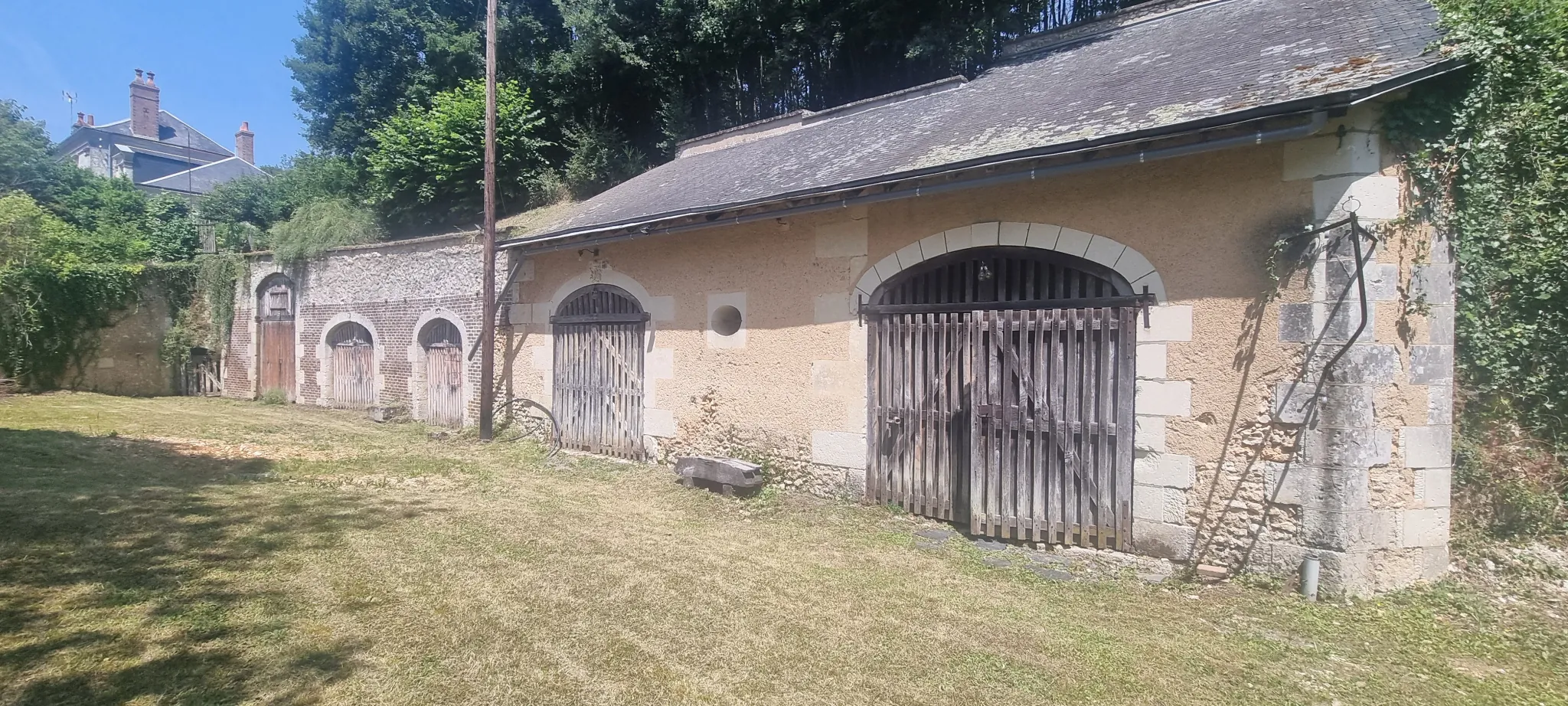 Ensemble immobilier avec grange et caves troglodytes à Vendôme - Terrain constructible viabilisé 