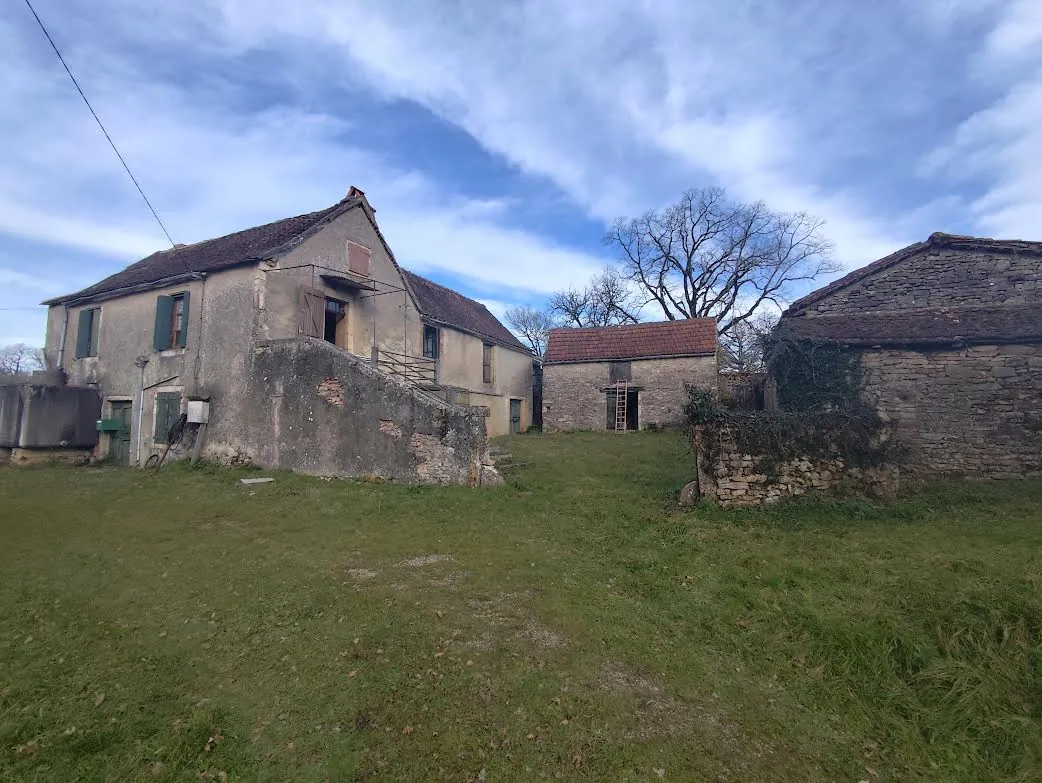 Corps de ferme ancien à restaurer avec terrain de 5000 m² dans le Lot