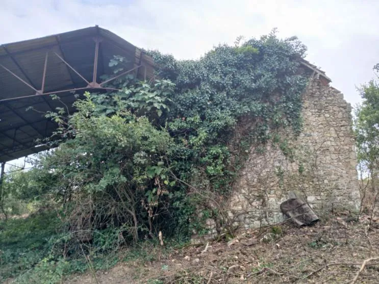 Grande propriété à rénover avec vue dégagée et potentiel résidentiel à Cuq