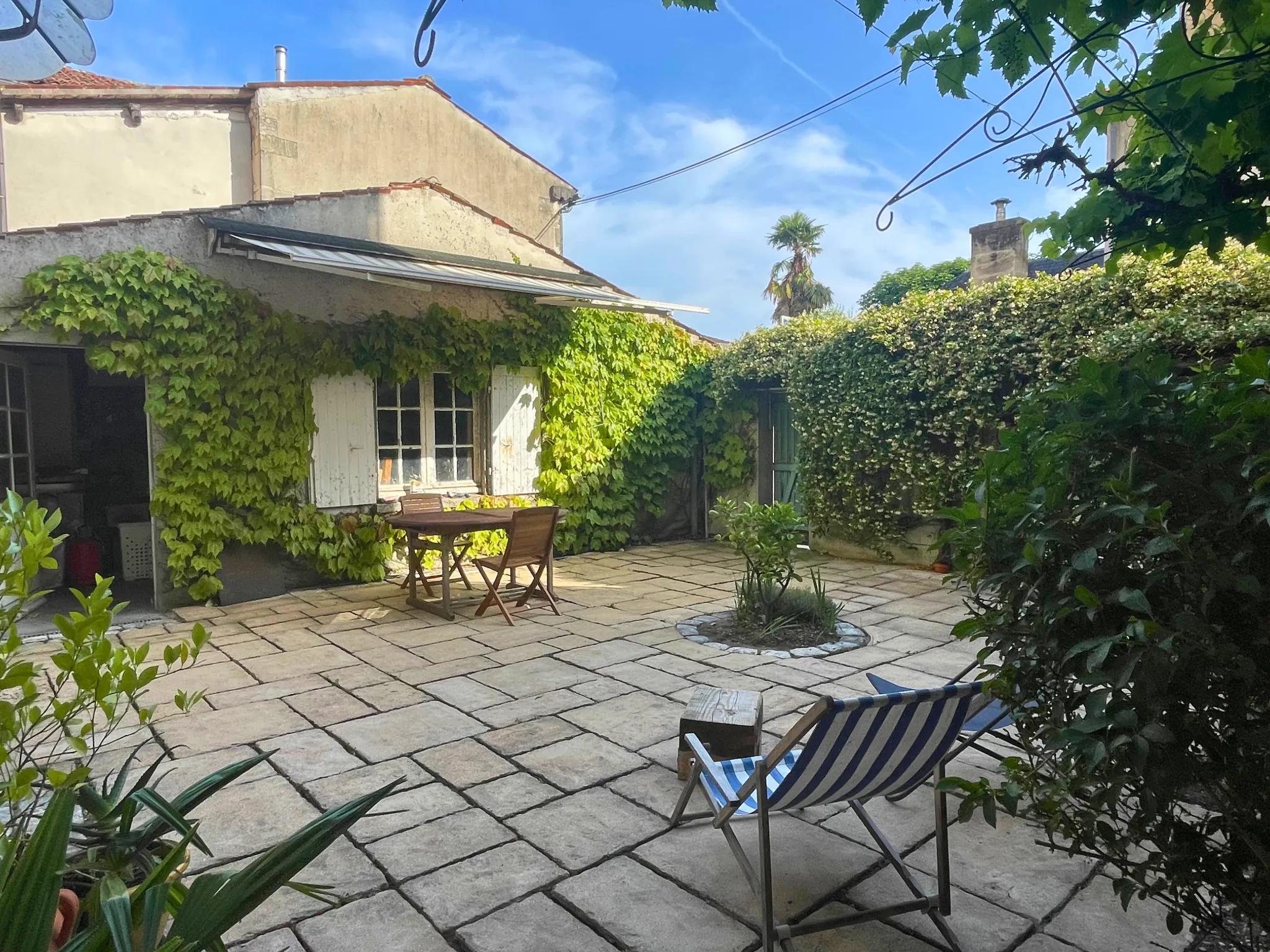 Rare propriété à Cognac à 300m de la place François 1er avec commerces et logement 