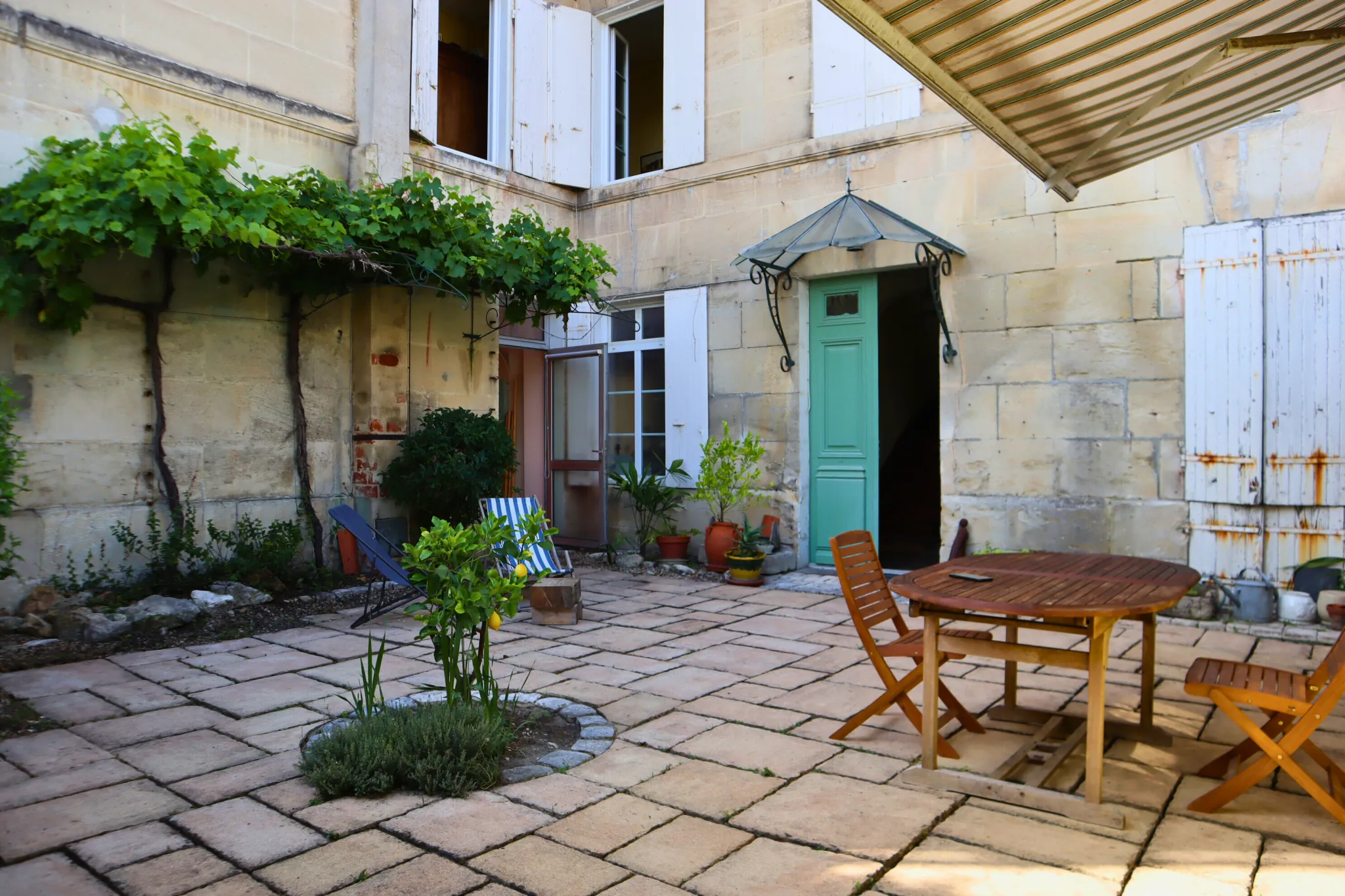 Rare propriété à Cognac à 300m de la place François 1er avec commerces et logement 