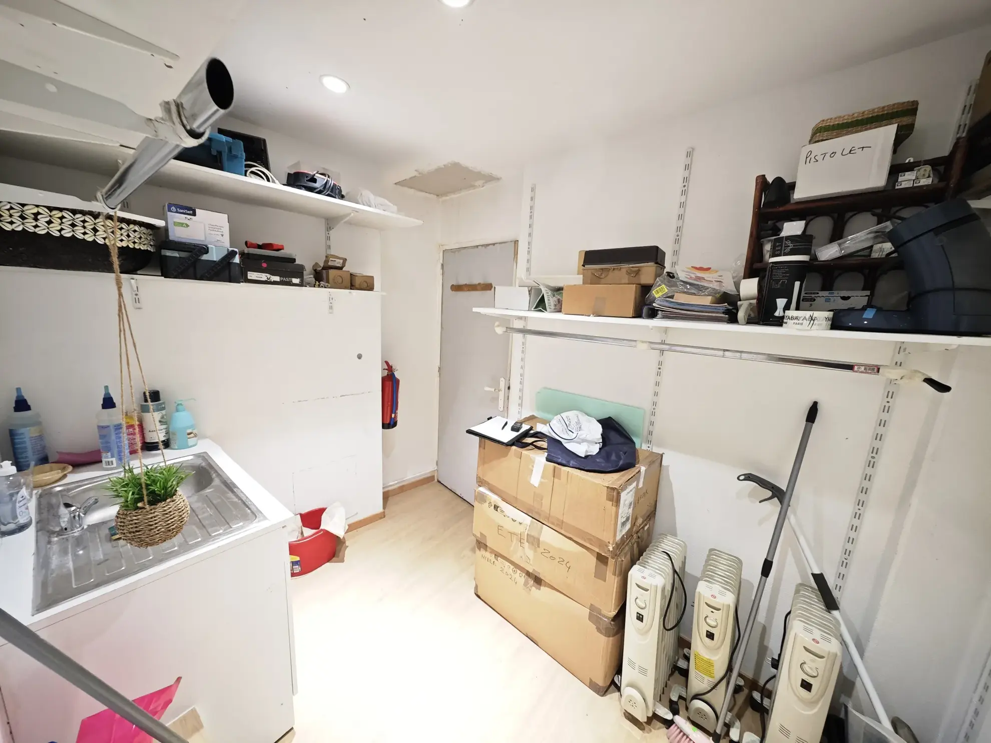 Fonds de commerce prêt-à-porter féminin à La Madeleine, emplacement privilégié 