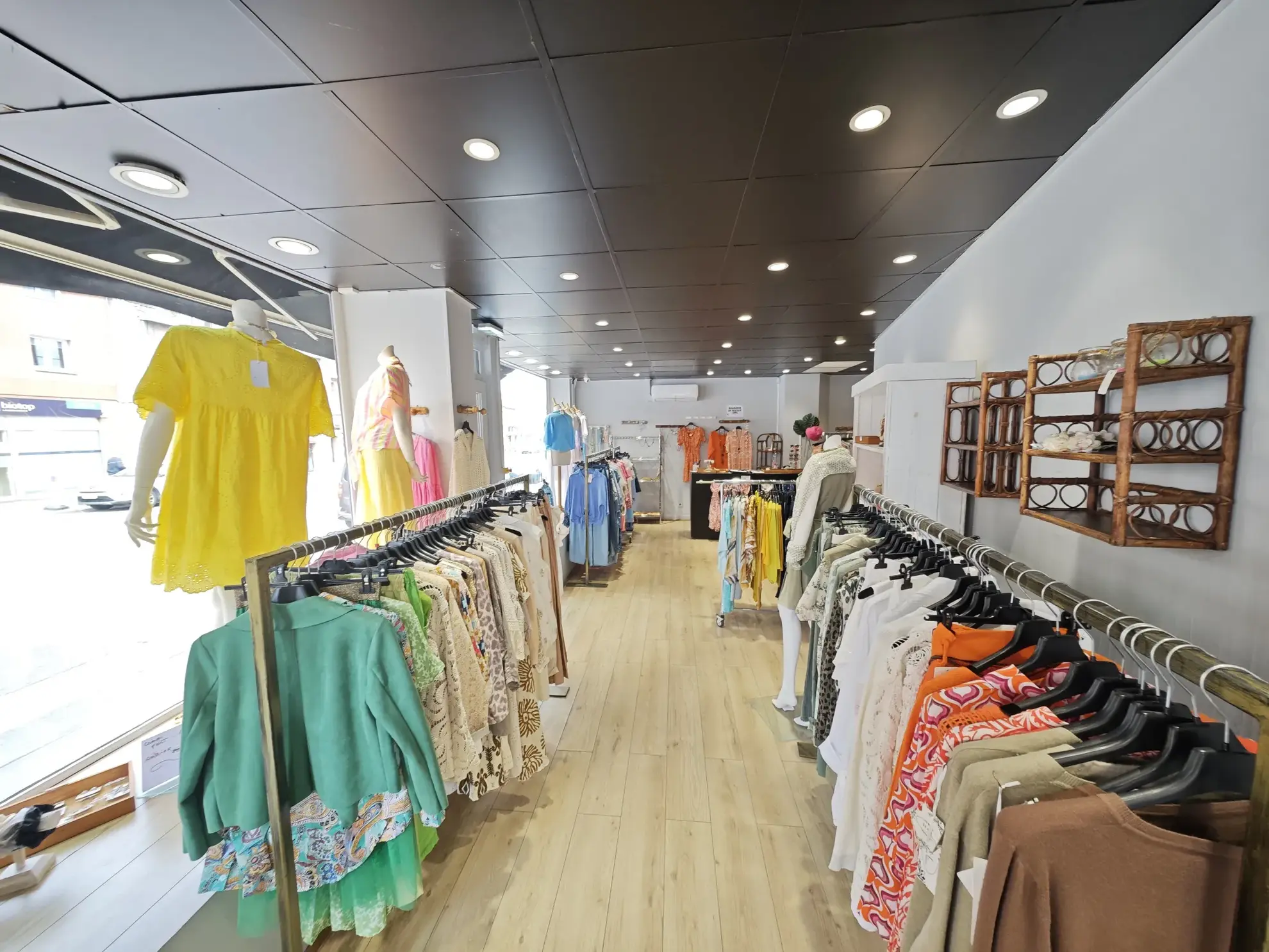 Fonds de commerce prêt-à-porter féminin à La Madeleine, emplacement privilégié 