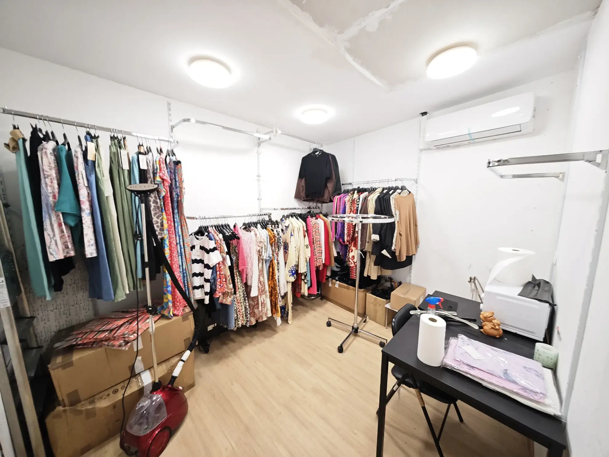 Fonds de commerce prêt-à-porter féminin à La Madeleine, emplacement privilégié 