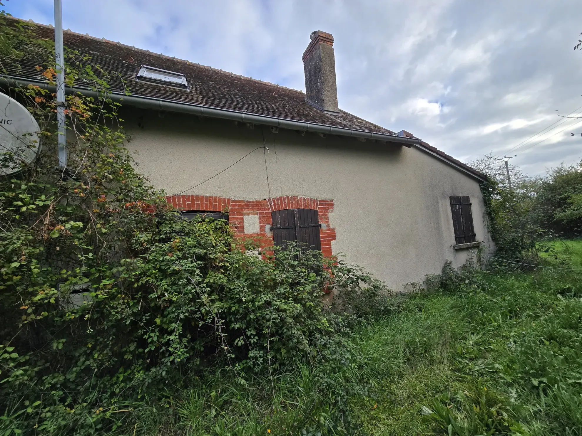 Maison mitoyenne avec dépendance et grand jardin à Roussines
